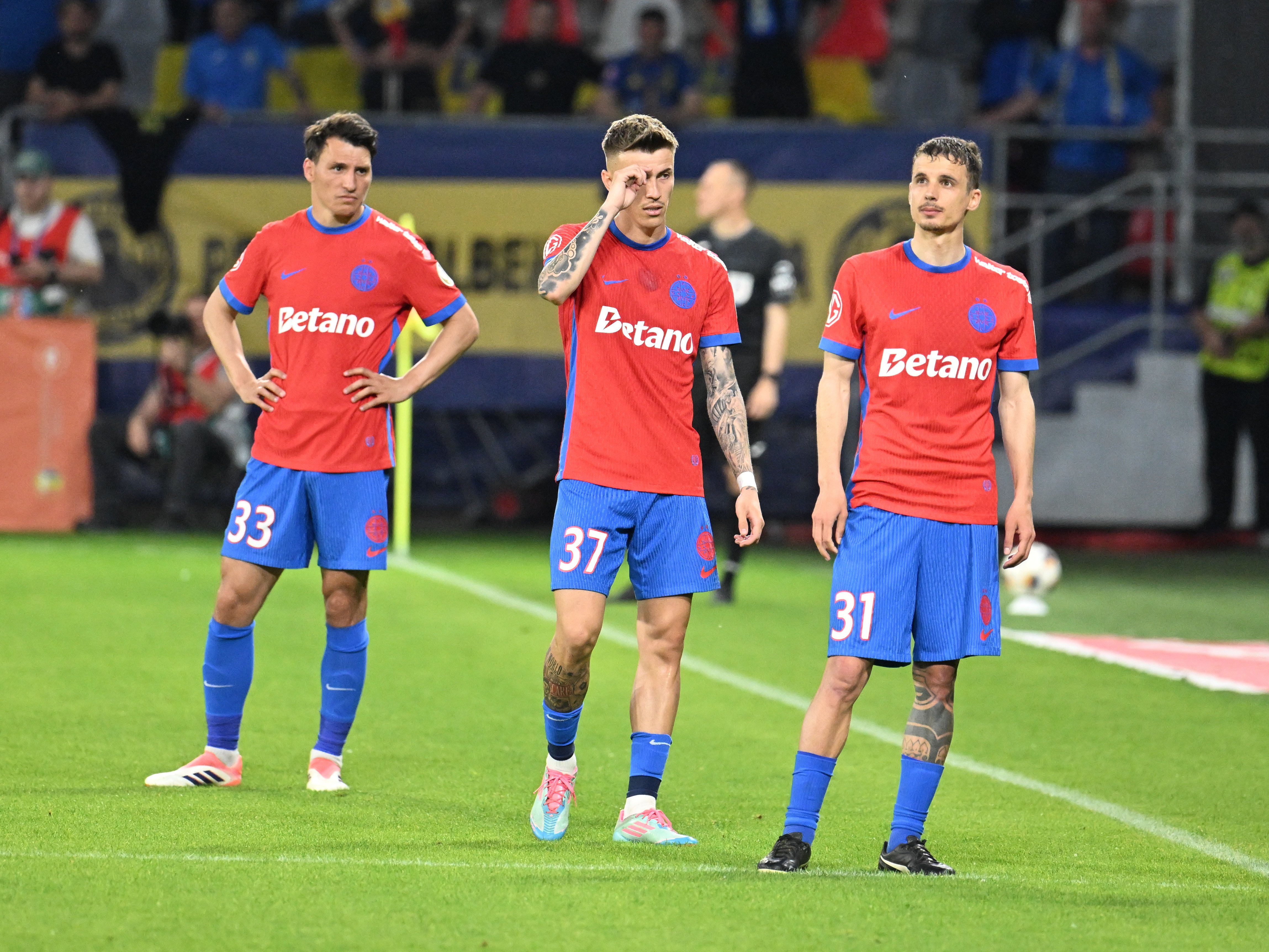 Din nou pe bancă. Era în revenire de formă la FCSB, dar pierde primul „11” pentru meciurile de baraj