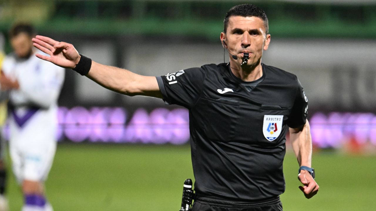 Arbitru controversat pentru Universitatea Craiova - „U” Cluj! A fost aleasă brigada pentru finala campionatului