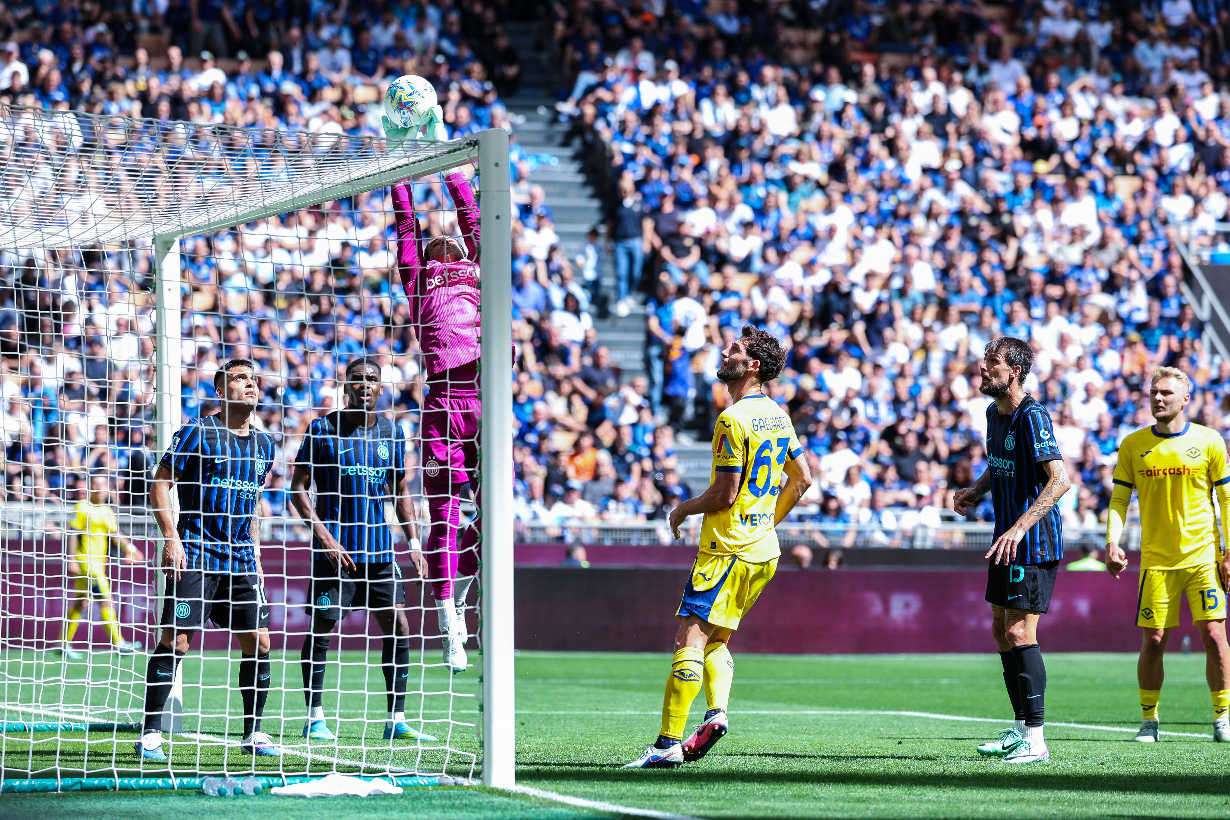 Inter - Verona 1-0, pe Sport.ro acum | Un autogol declanșează sărbătoarea. Milanezii se pregătesc de ceremonie
