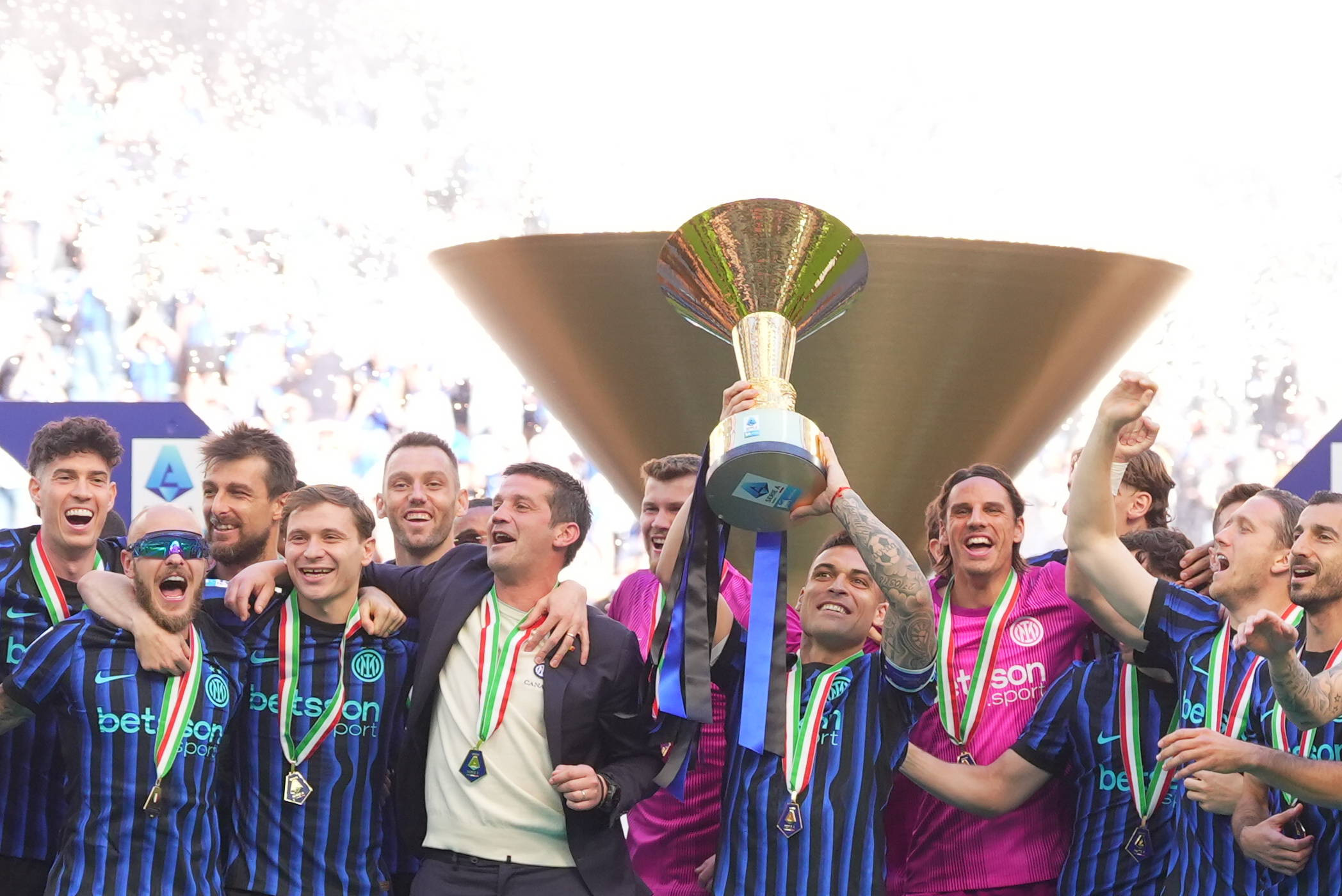 Imaginile sărbătorii la Inter Milano! Cristi Chivu și elevii săi au desfăcut șampania și au ridicat Serie A