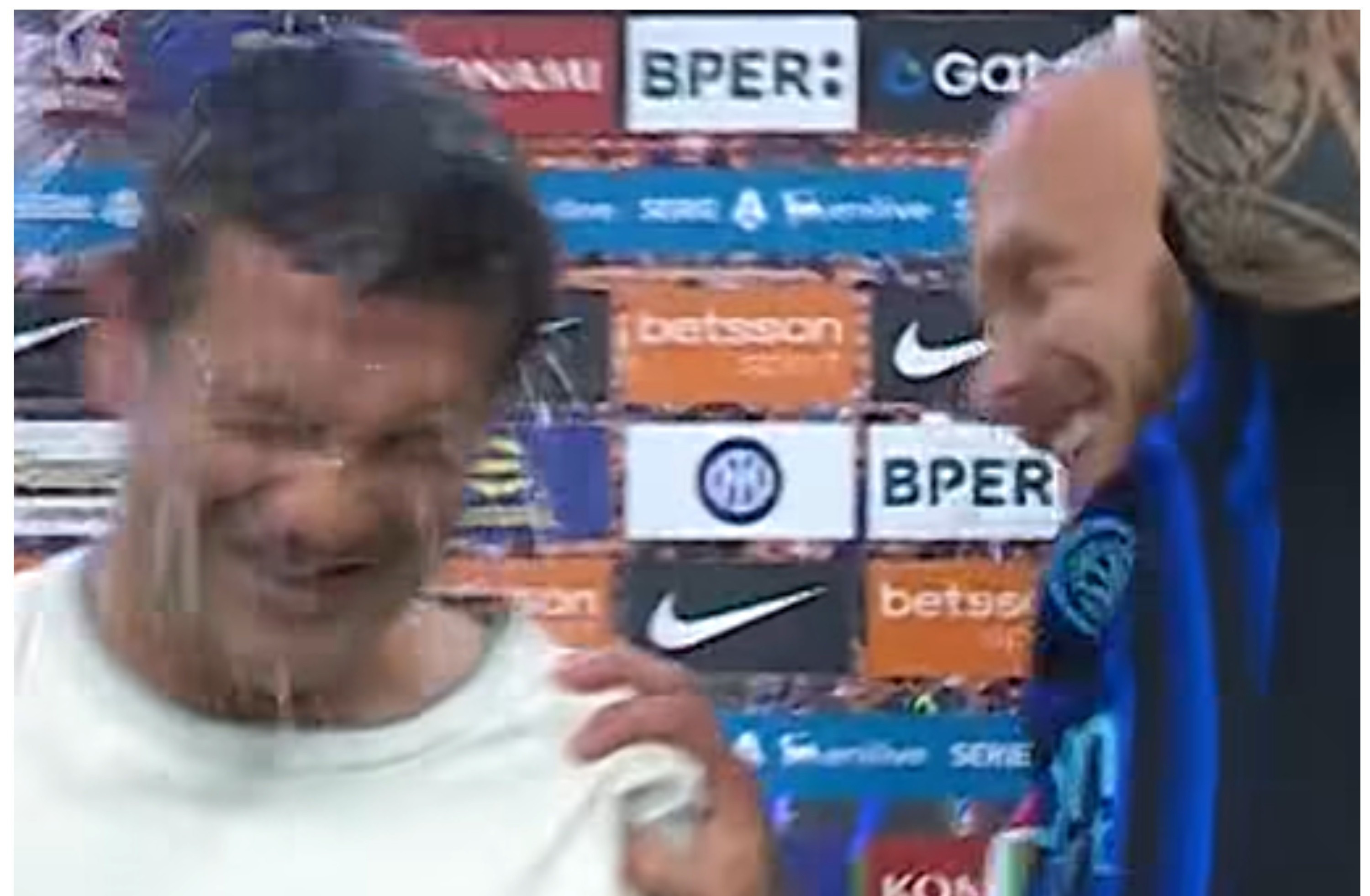 Imaginea zilei cu Cristi Chivu în prim-plan! Antrenorul român a făcut în direct o baie cu șampanie