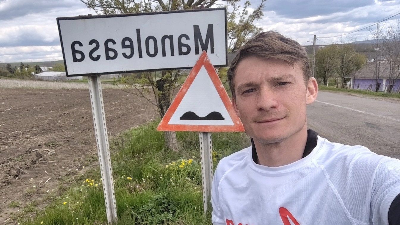 Adrian Șovea, fenomenal: aleargă 2,800 de kilometri în jurul granițelor țării. Explicația cursei sale