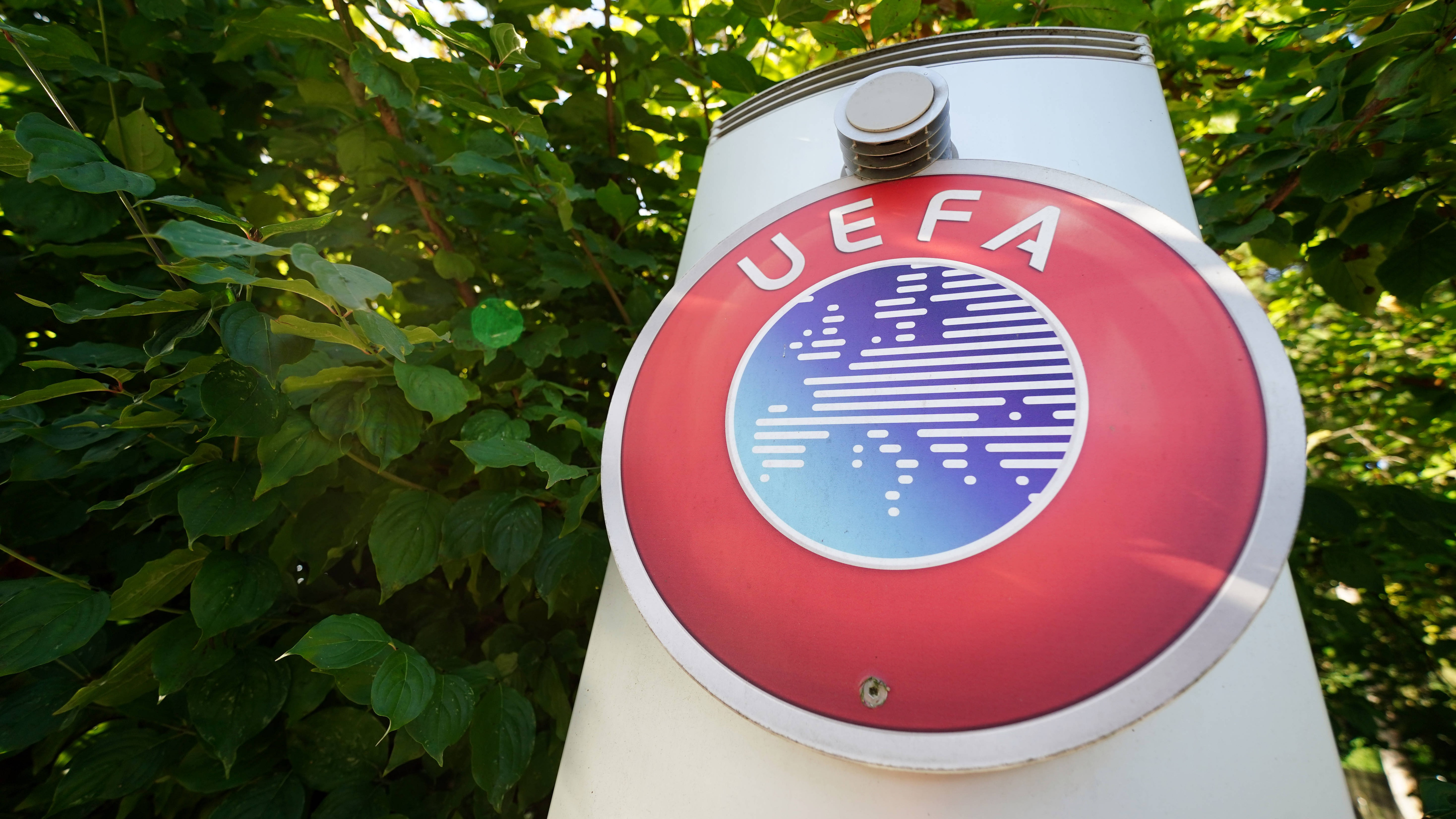 UEFA, fără milă: pedeapsă istorică pentru antrenorul care și-a filmat jucătoarele în vestiar!