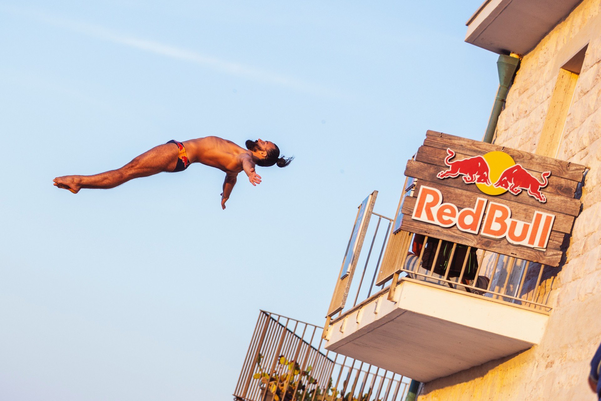 Românul Cătălin Preda a fost la un pas de podium în prima etapă din Seria Mondială Red Bull Cliff Diving. Ce s-a întâmplat în Bali