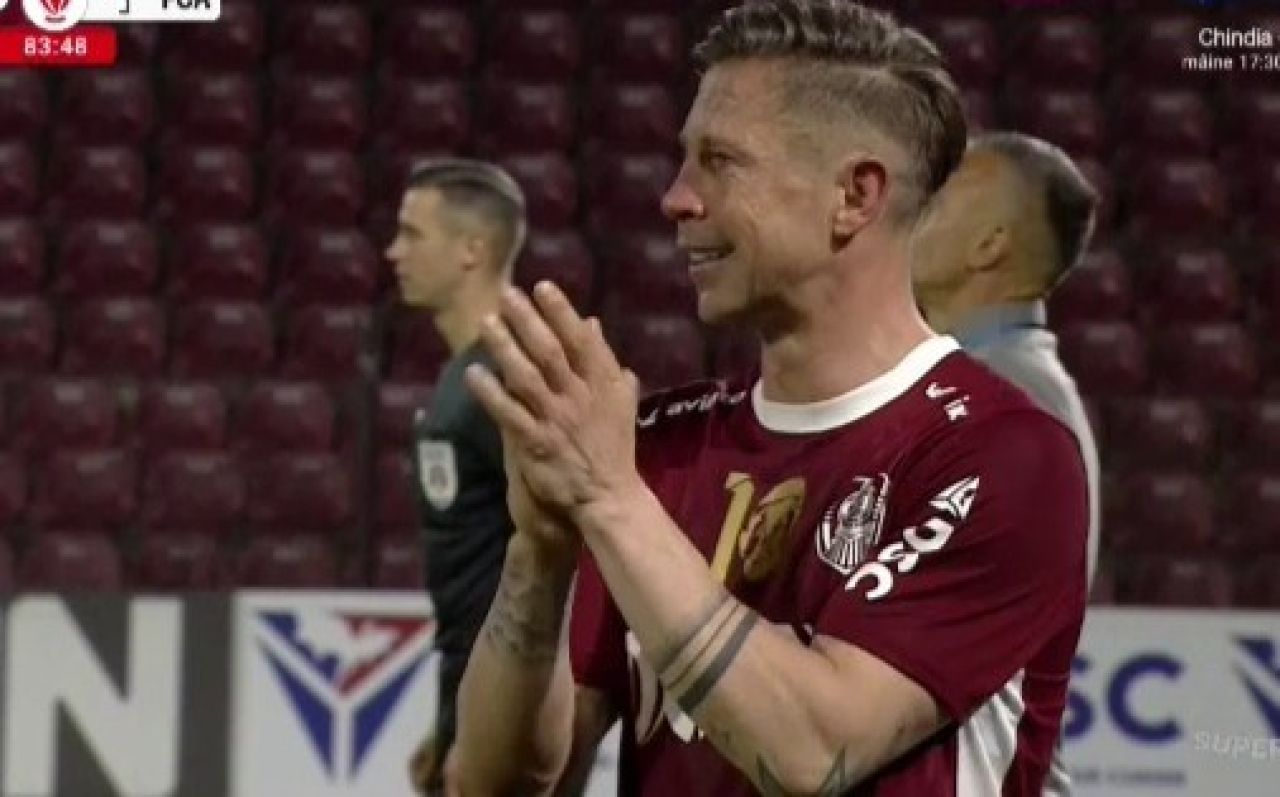 Ciprian Deac în tricoul CFR Cluj, ținând un discurs emoționant la retragerea sa după o carieră fotbal plină de performanțe. | sursa foto: Sport.ro Ciprian Deac în tricoul CFR Cluj, ținând un discurs emoționant la retragerea sa după o carieră fotbal plină de performanțe. | sursa foto: Sport.ro