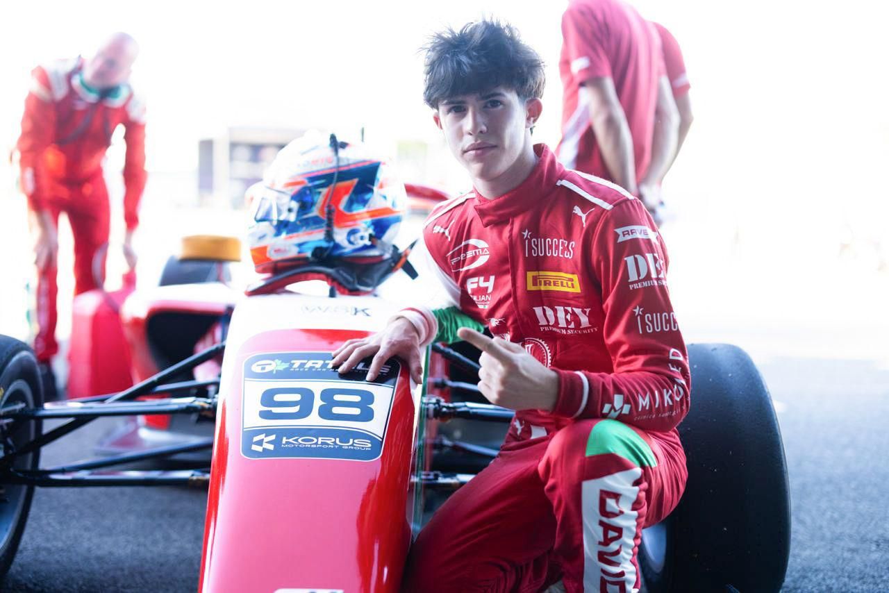 David Cosma Cristofor în monopost Tatuus F4-T421 pe circuitul Vallelunga în timpul calificărilor Formula 4 Vallelunga, obținând pole position. | sursa foto: Sport.ro David Cosma Cristofor în monopost Tatuus F4-T421 pe circuitul Vallelunga în timpul calificărilor Formula 4 Vallelunga, obținând pole position. | sursa foto: Sport.ro