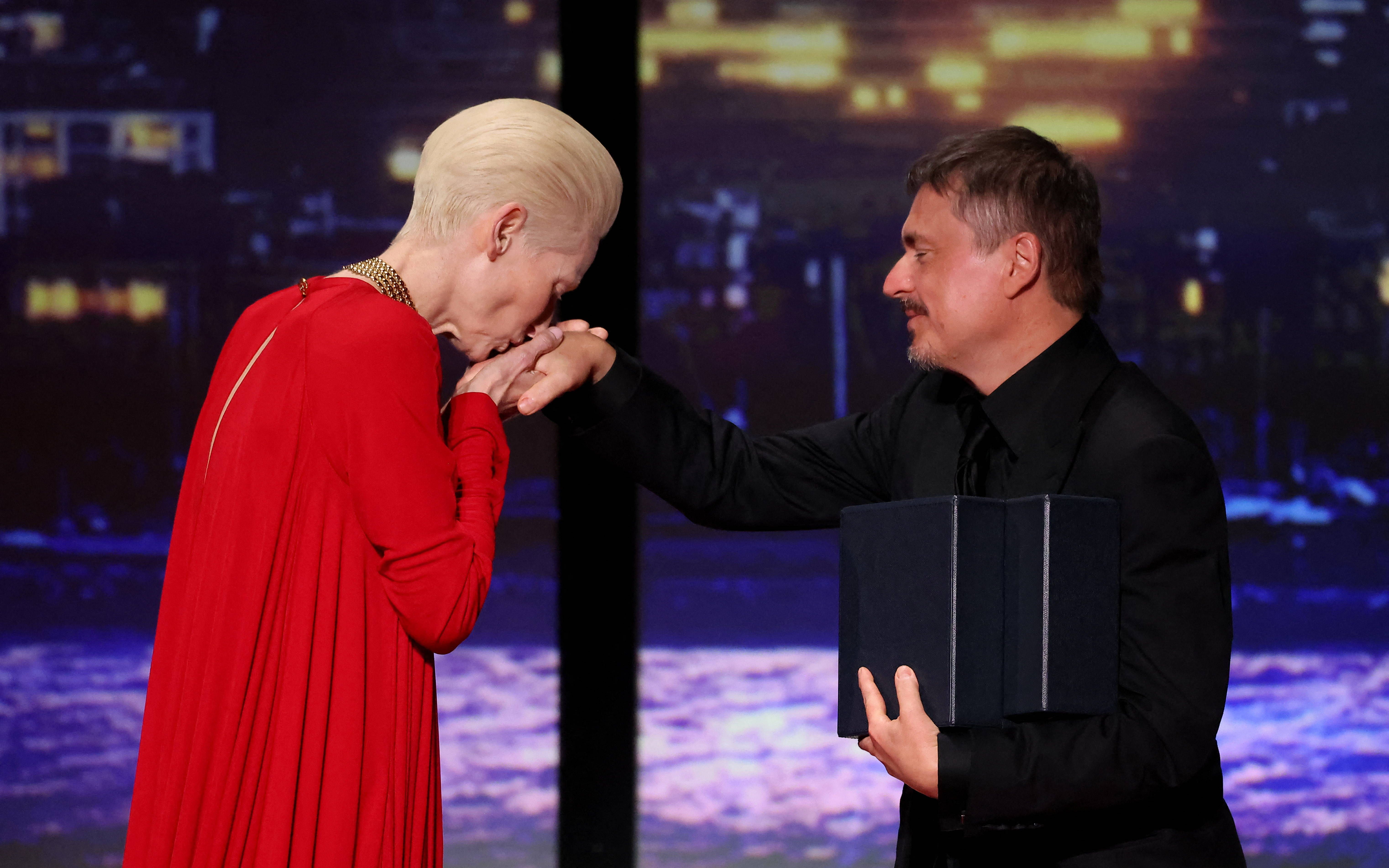 Farmecul filmului. De ce i-a sărutat marea actriță Tilda Swinton mâna lui Cristian Mungiu, la înmânarea trofeului Palme d'Or