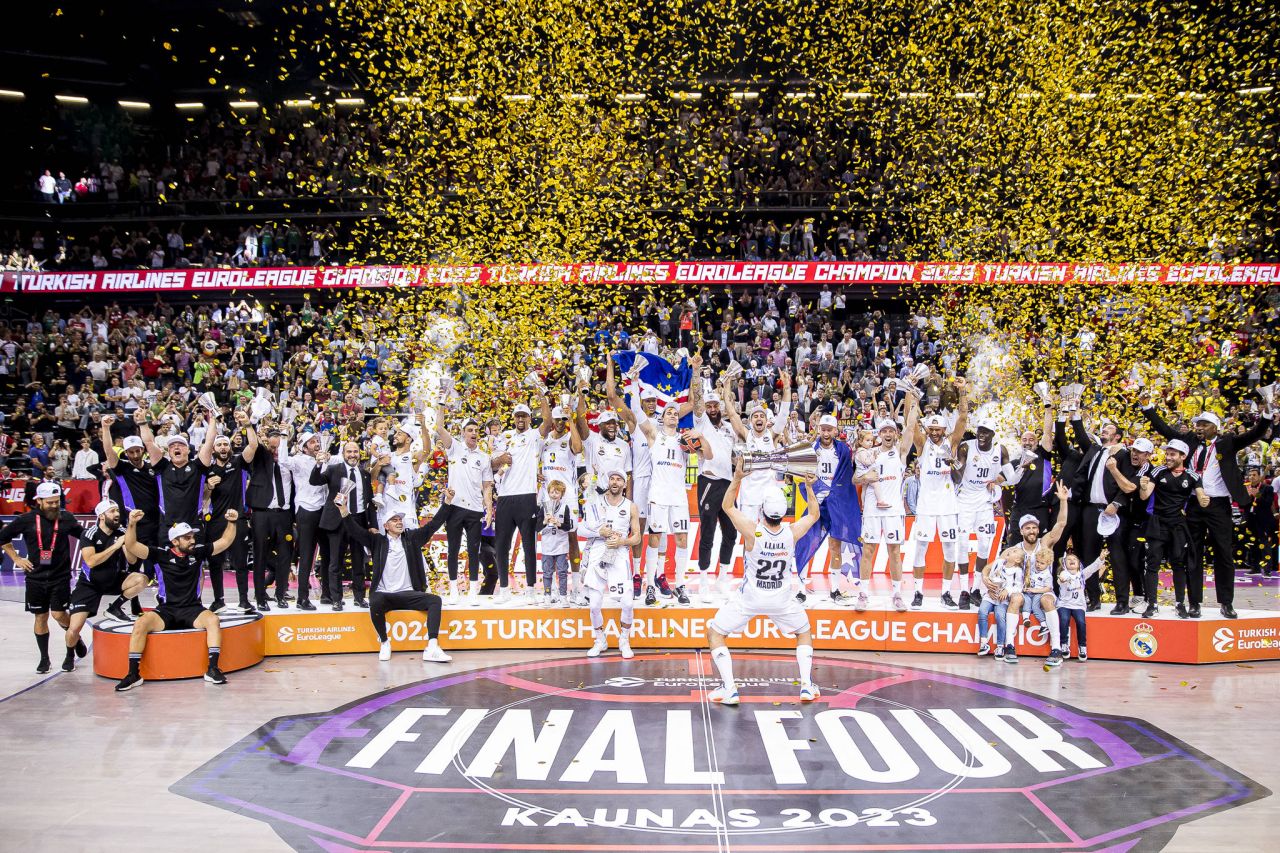 Jucători din Olympiacos baschet și Real Madrid baschet în acțiune pe teren în finala Euroligii 2026 la Telekom Center Athens. | sursa foto: Sport.ro Jucători din Olympiacos baschet și Real Madrid baschet în acțiune pe teren în finala Euroligii 2026 la Telekom Center Athens. | sursa foto: Sport.ro