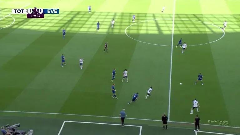 Van de Ven, victima unui fault criminal in Tottenham - Everton