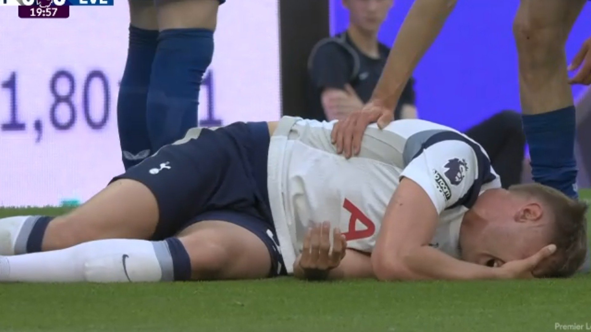 Horror! Fault criminal în Tottenham – Everton, sub ochii lui Drăgușin! Căpitanul gazdelor a început să plângă