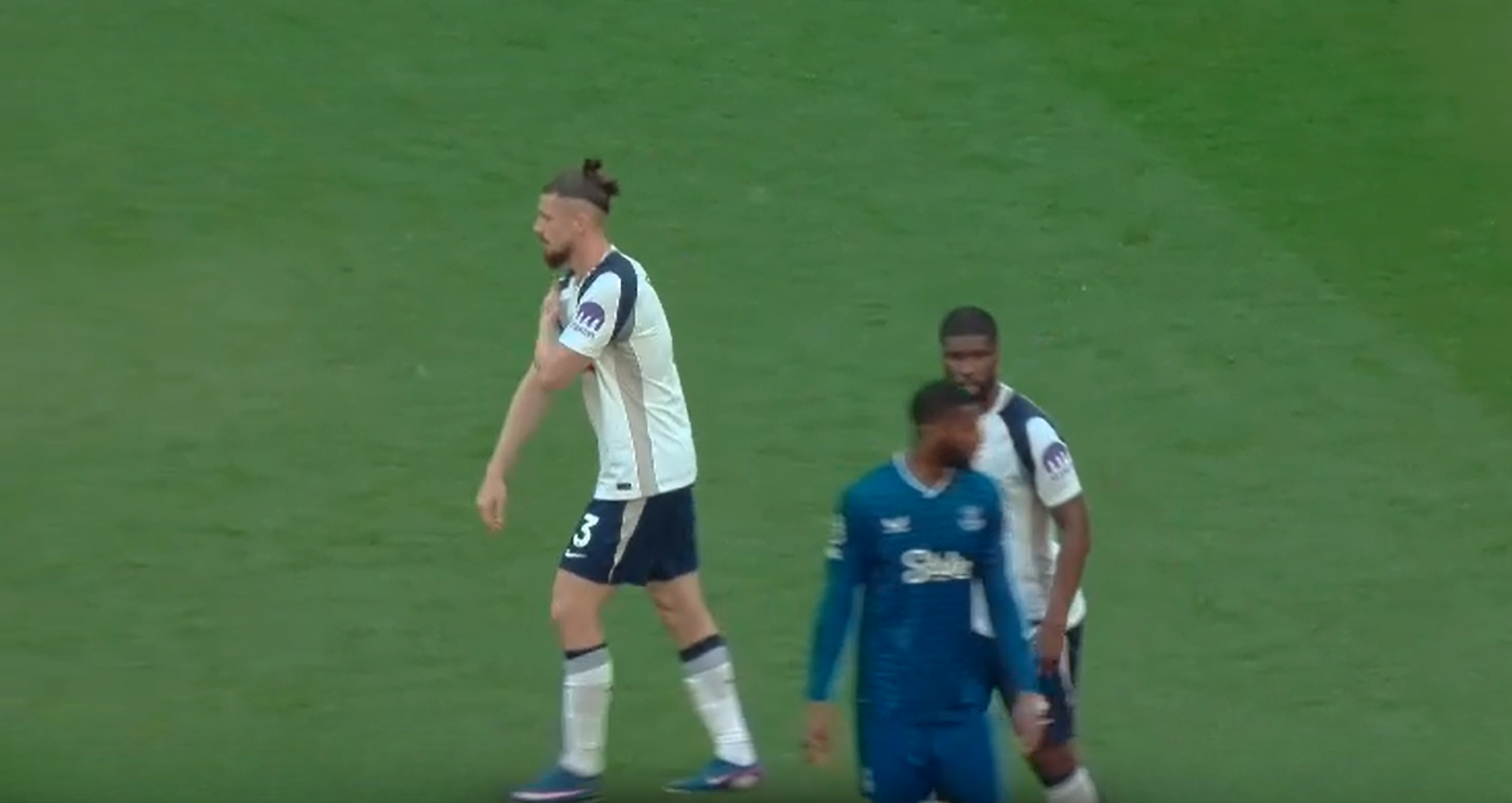 Ce au scris englezii despre Radu Drăgușin după meciul în care Tottenham s-a salvat de la retrogradare! Nota primită
