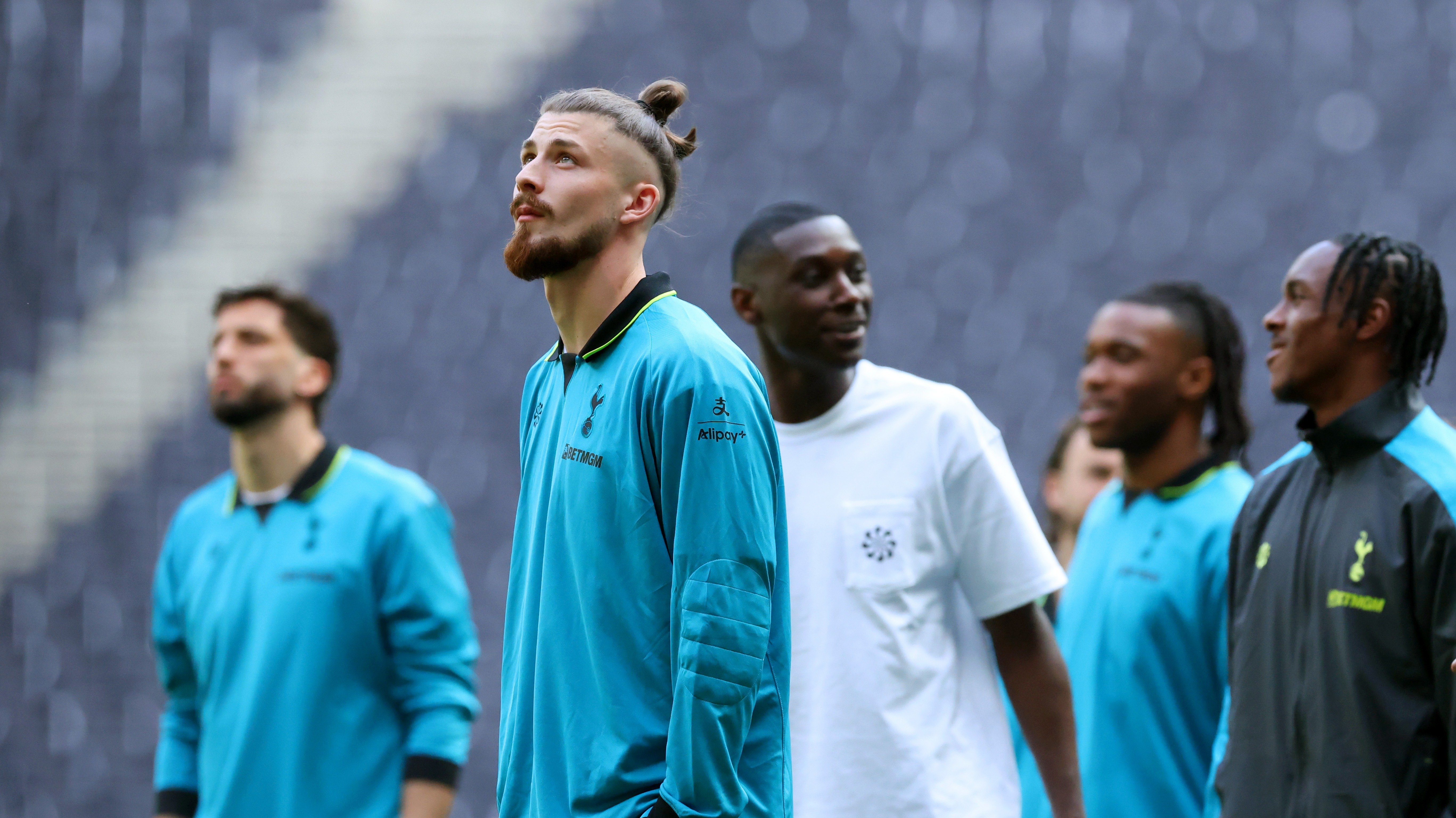 Superb: ce au făcut Drăgușin și colegii săi, imediat după ce Tottenham s-a salvat de la retrogradare