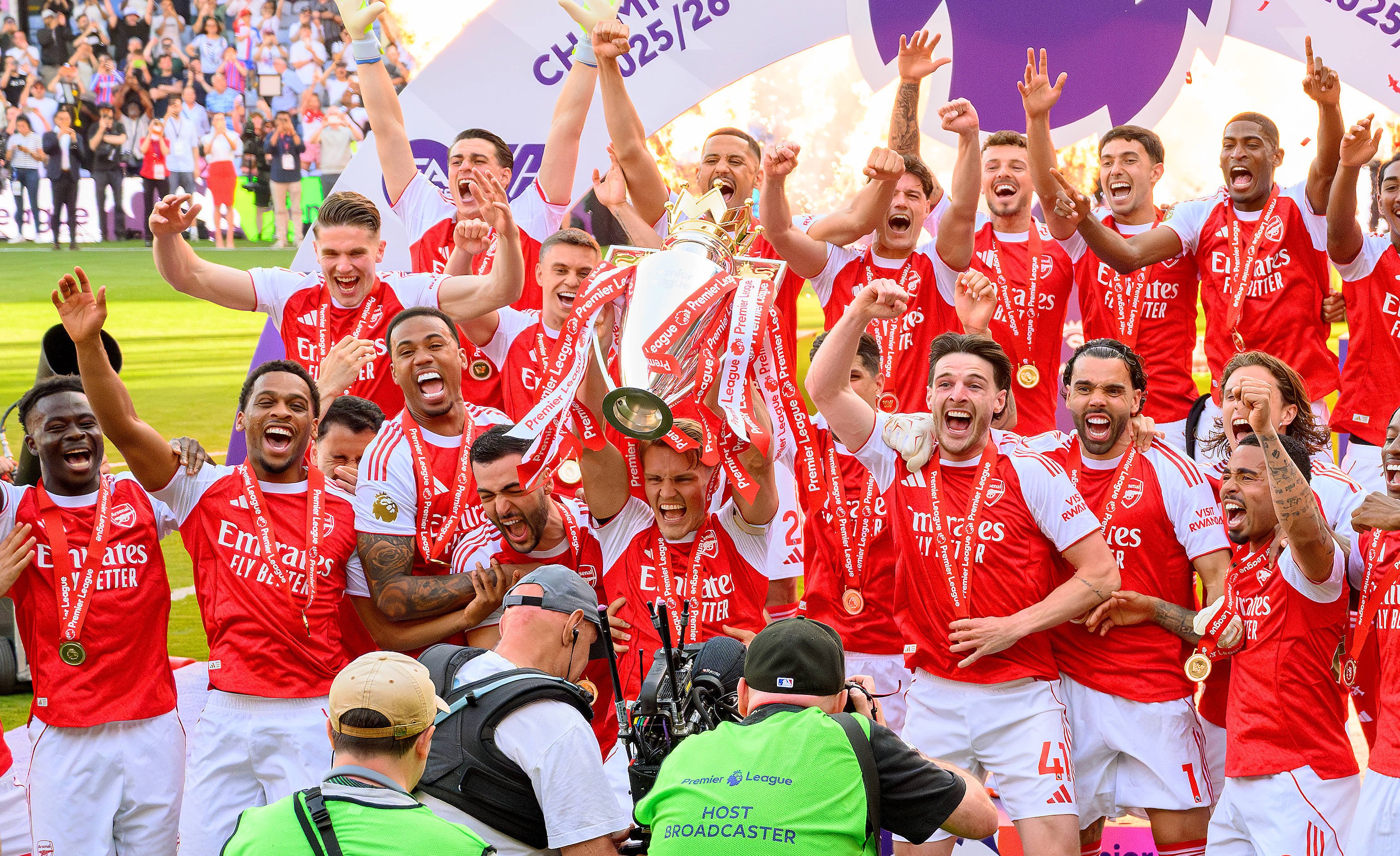 Imagini istorice. Jucătorii lui Arsenal au primit trofeul Premier League