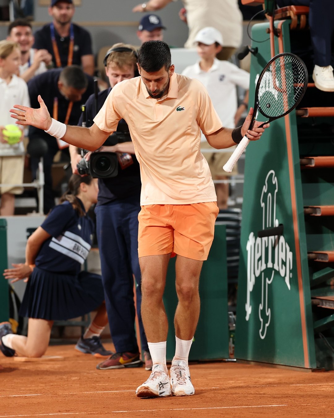 O imită pe amica Sabalenka: după transpirații reci, Djokovic a câștigat și a dansat pe teren, în primul tur la Roland Garros