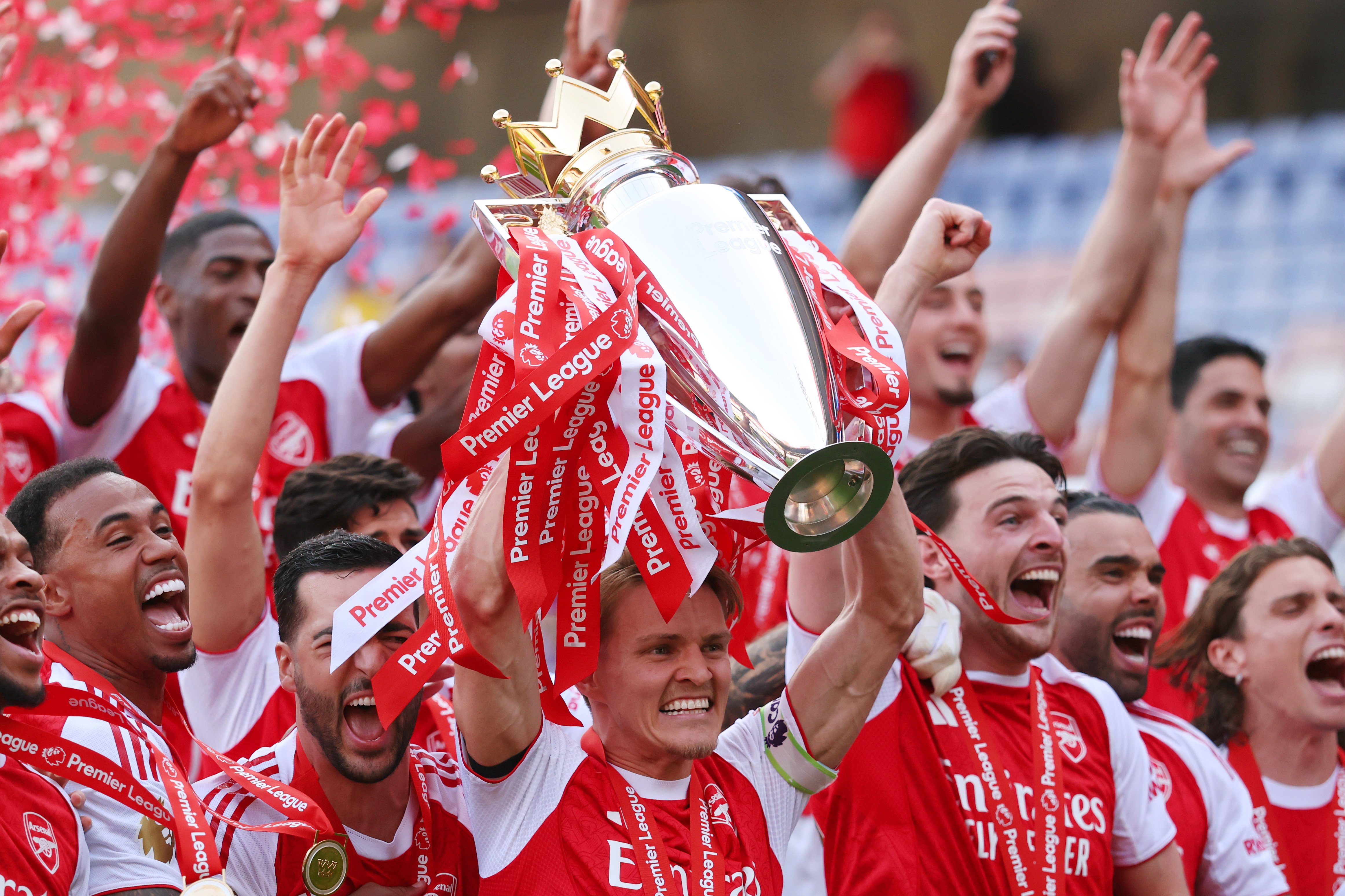 (P) E-MIL prezentă Pastila de Sport: Arsenal a primit trofeul, Tottenham s-a salvat, iar City și Liverpool și-au luat rămas-bun de la legende