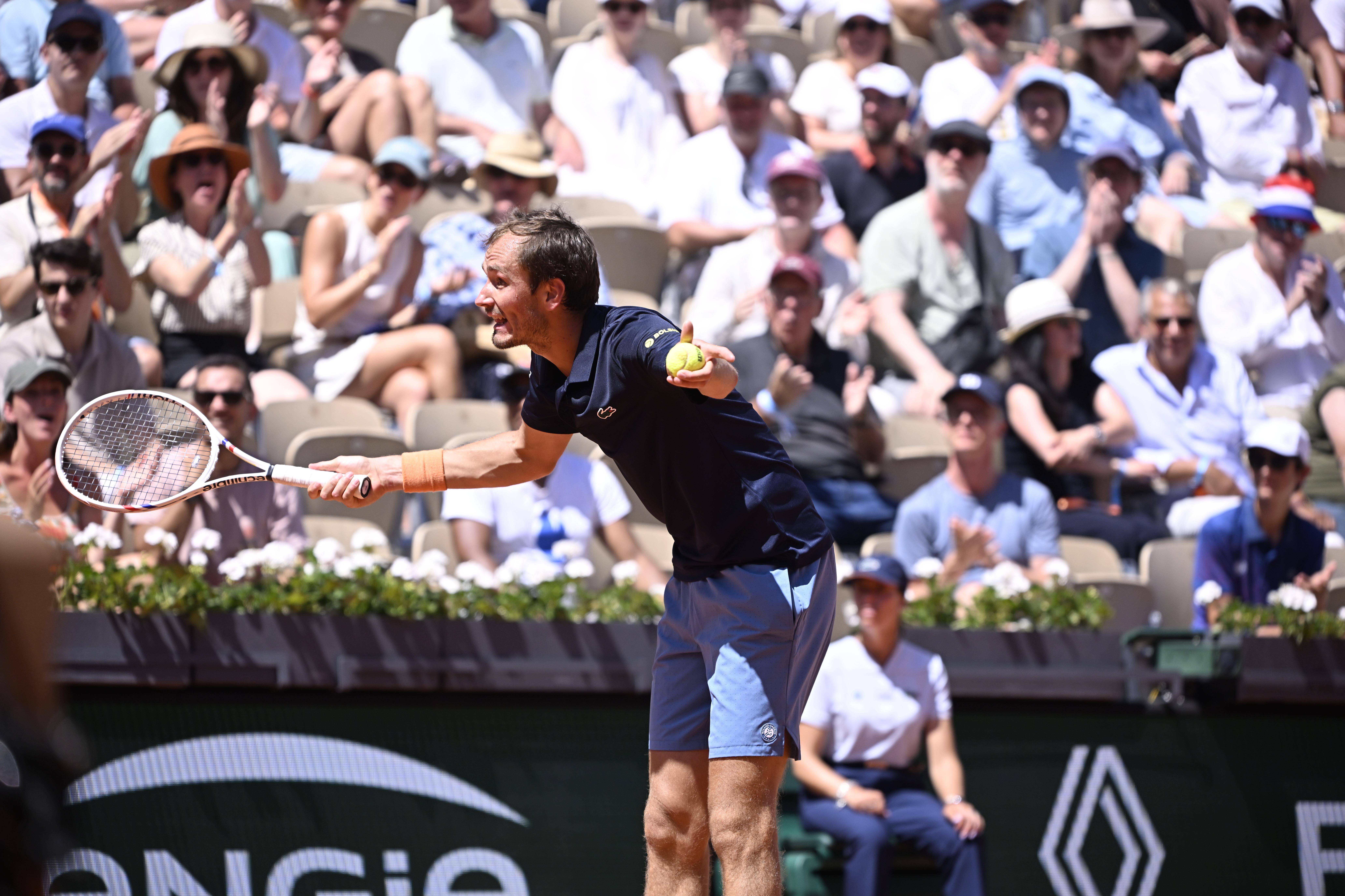 Cum să nu te cerți cu soția în timpul meciului, la Roland Garros: Medvedev a comis-o de două ori