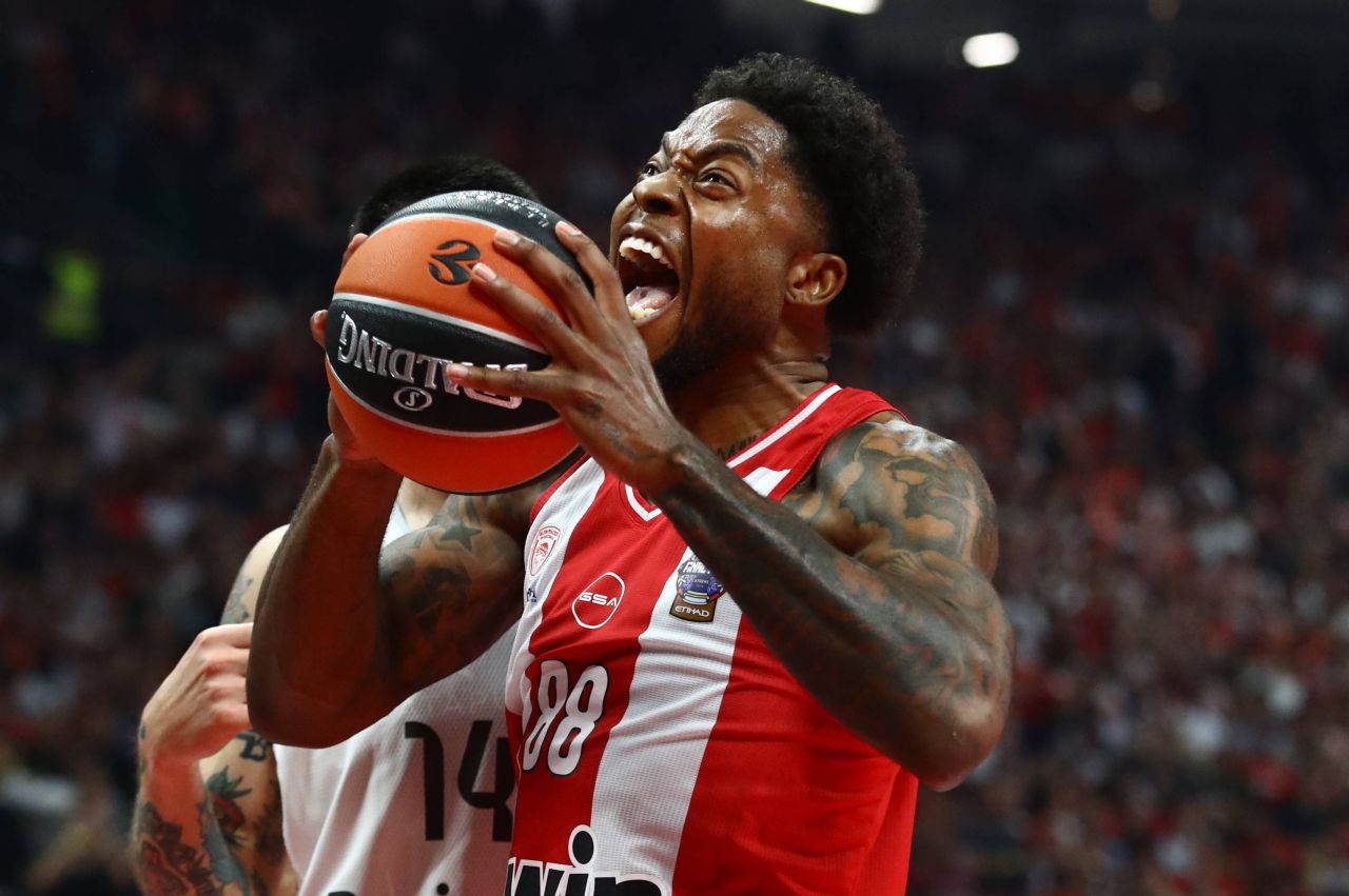 Jucători Olympiacos Euroligă sărbătorind victoria în finala Euroligă împotriva Real Madrid pe terenul de baschet. | sursa foto: Sport.ro Jucători Olympiacos Euroligă sărbătorind victoria în finala Euroligă împotriva Real Madrid pe terenul de baschet. | sursa foto: Sport.ro