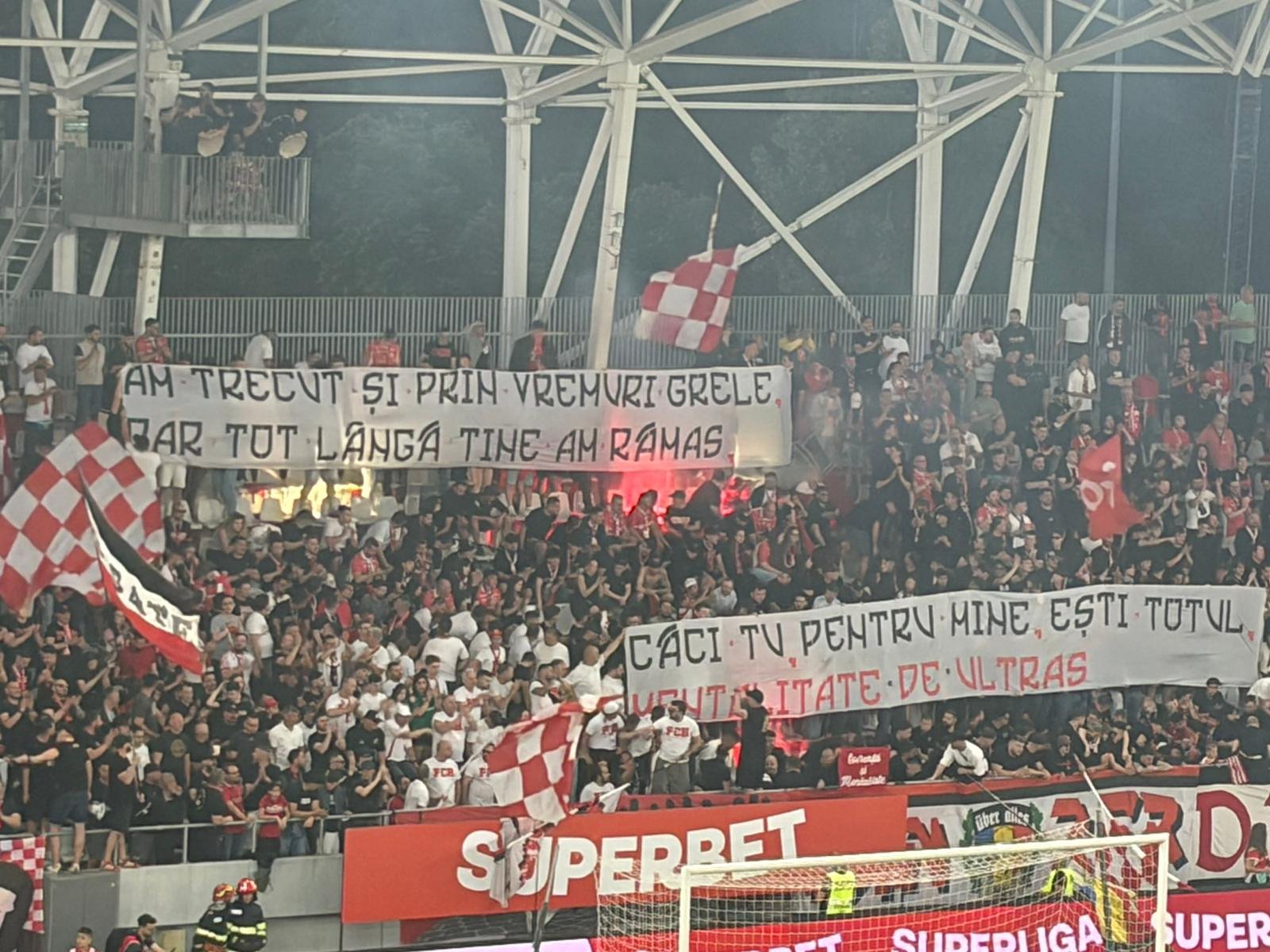 Mesaj fanilor lui Dinamo, pe „Arcul de Triumf”, la derby-ul pentru Europa cu FCSB