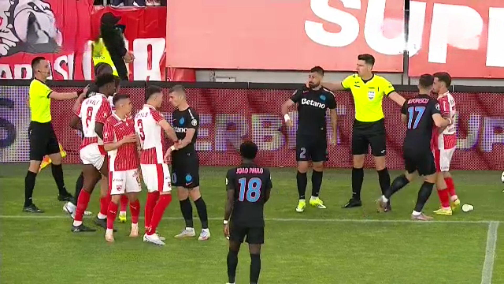A început războiul! Contre între jucătorii lui Dinamo și cei de la FCSB încă de la primele minute ale barajului