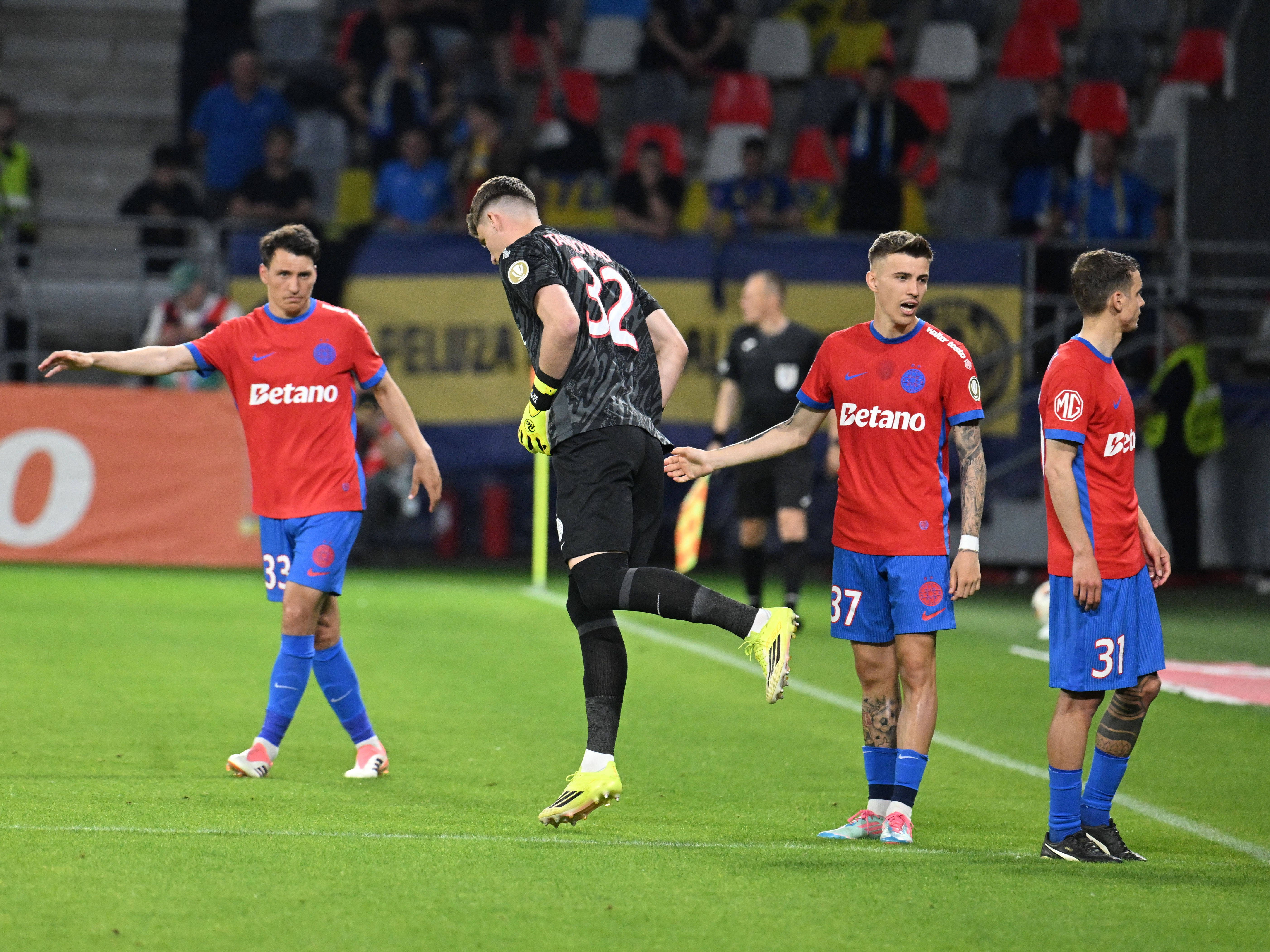 Scouterii unui club din Anglia au venit să-l vadă pe starul lui FCSB, dar au plecat la pauză: ”Hai să mergem!”
