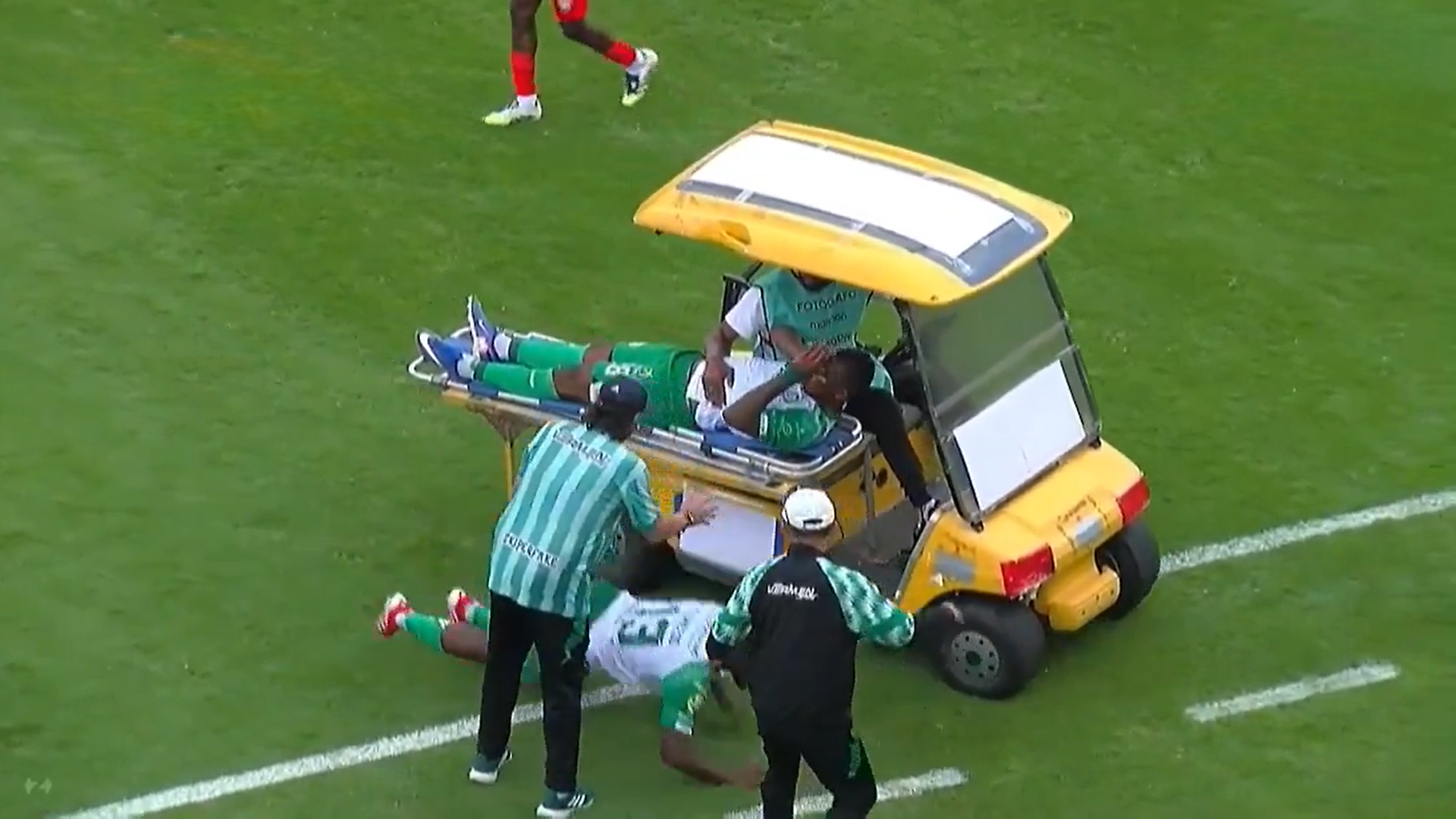 Scene șocante în fotbal! Cartul care transporta un jucător accidentat a călcat un alt fotbalist pe teren