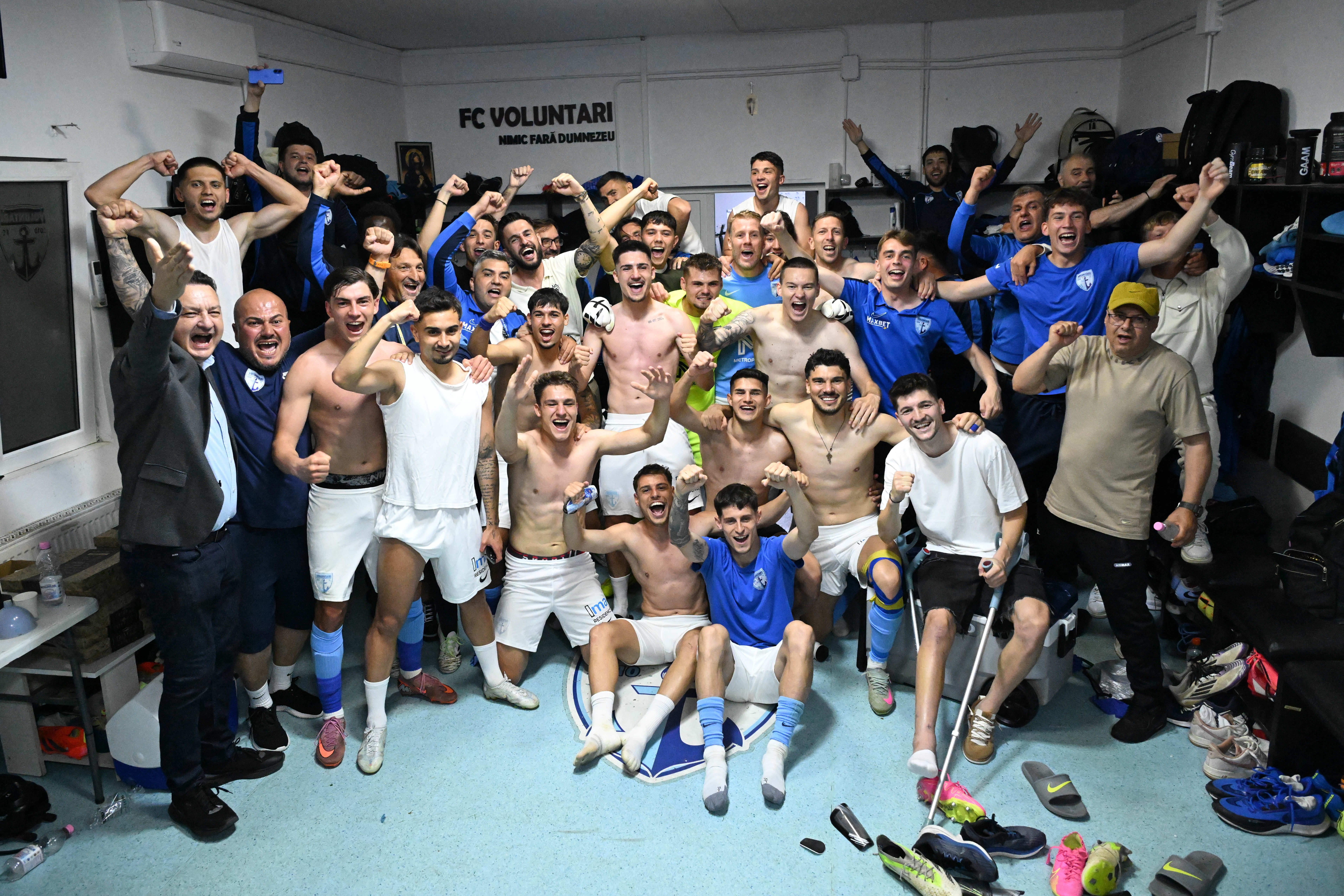 Nebunie după promovarea reușită de FC Voluntari! Cum au sărbătorit jucătorii lui Florin Pîrvu