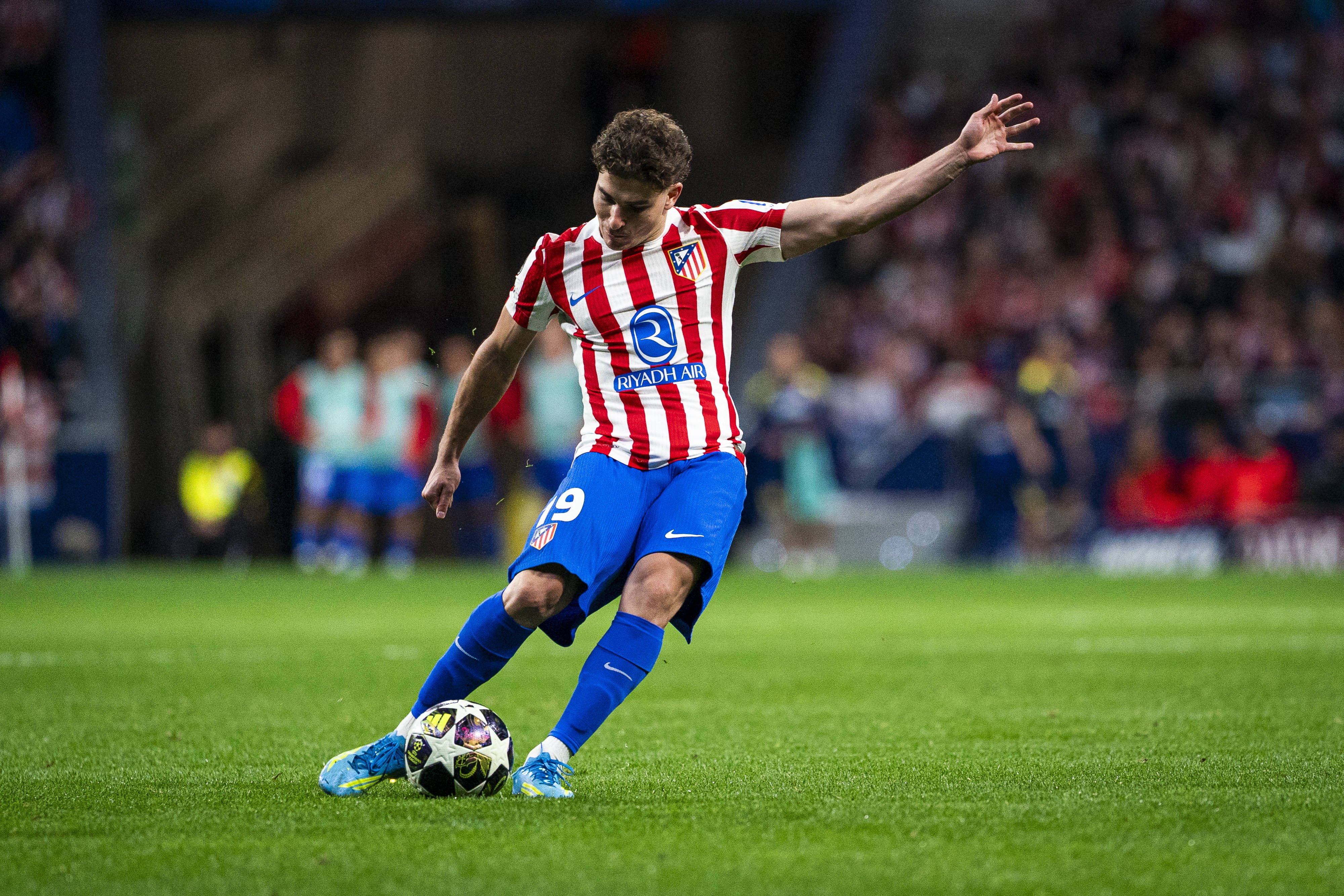 Barcelona a trimis oferta pentru Julian Alvarez!