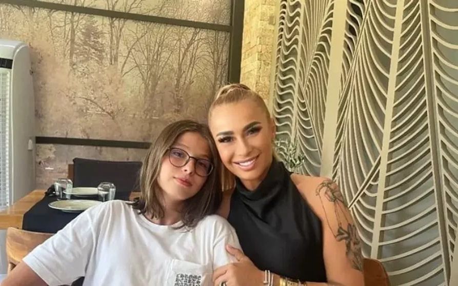 Wow, ce schimbat e! Fiul Anamariei Prodan a absolvit liceul. Cum arată Bebeto la 17 ani. E extrem de înalt și a renunțat la părul lung