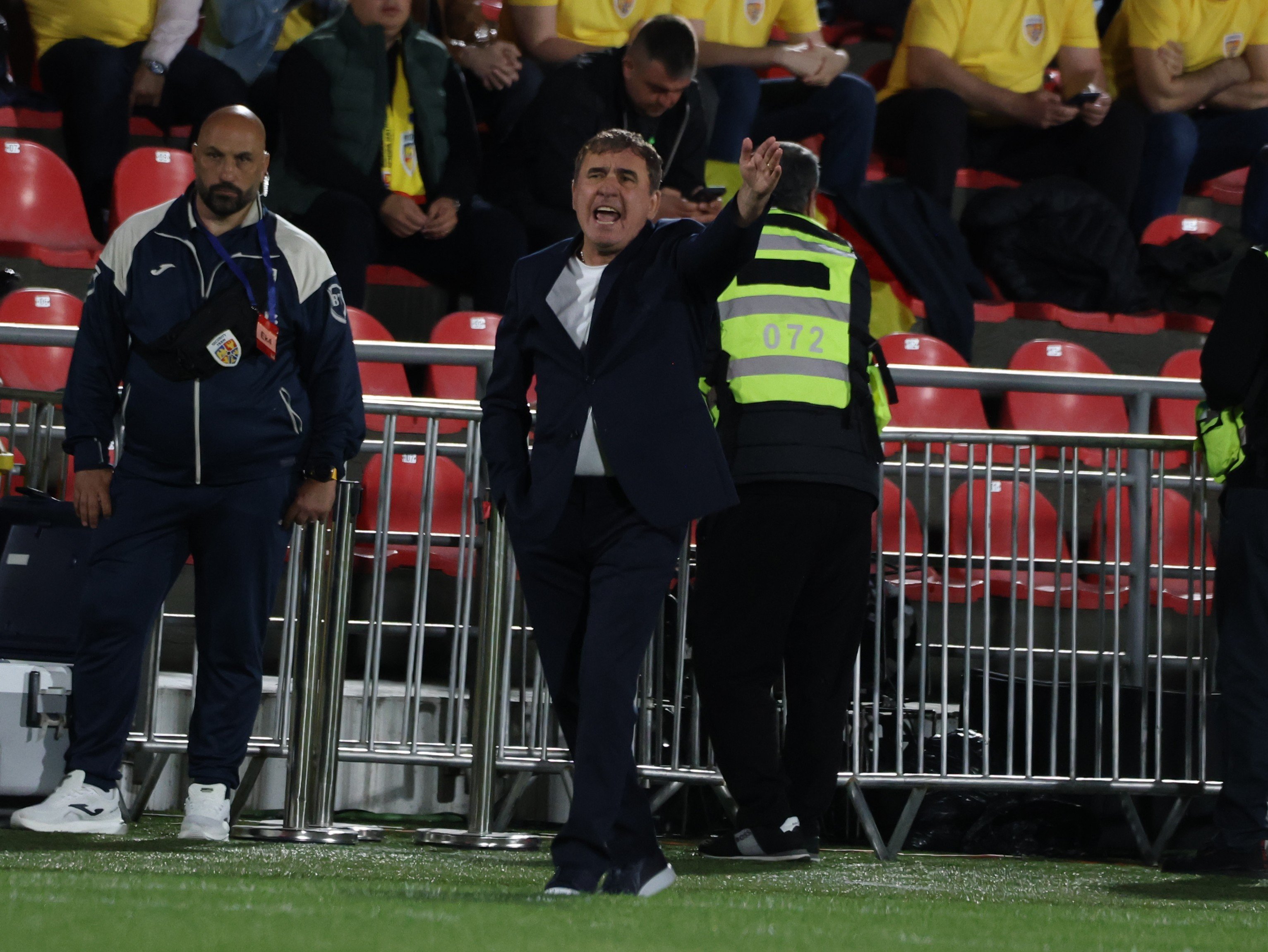 Hagi, "un vulcan" pe marginea terenului. Cele mai tari imagini de la debutul "Regelui"