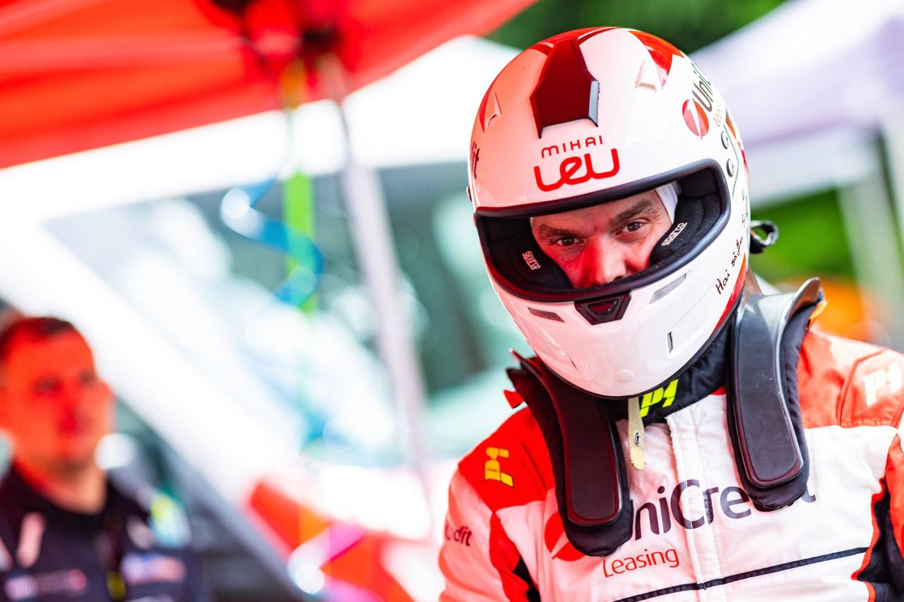Marco Leu pilotând un automobil de curse pe traseul urban în Super Rally România, în Campionatul Național de Viteză, în timpul competiției. | sursa foto: Sport.ro Marco Leu pilotând un automobil de curse pe traseul urban în Super Rally România, în Campionatul Național de Viteză, în timpul competiției. | sursa foto: Sport.ro