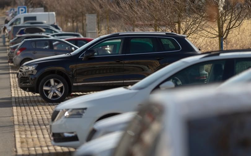 825 lei amendă pentru toți șoferii din România care uită să facă un lucru banal după ce parchează mașina