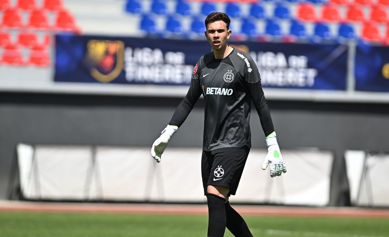 Alexandru Maxim în echipamentul Universității Craiova, portar tânăr, pregătit pentru meci pe stadionul Oblemenco, Craiova. | sursa foto: Sport.ro Alexandru Maxim în echipamentul Universității Craiova, portar tânăr, pregătit pentru meci pe stadionul Oblemenco, Craiova. | sursa foto: Sport.ro