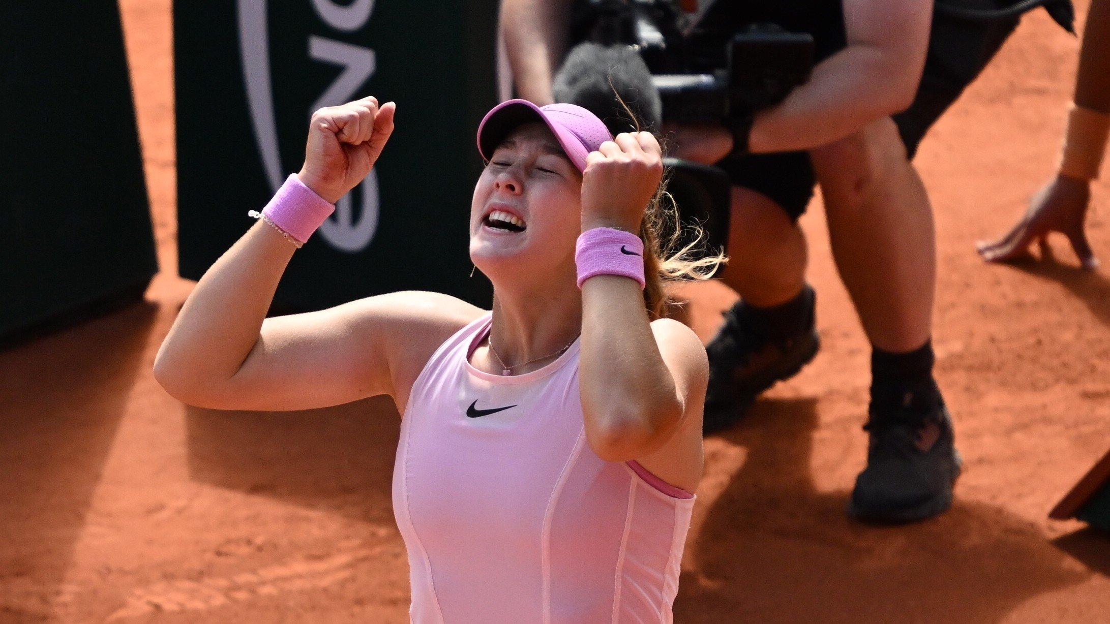 „Killer“ cu chip de înger: Andreeva, devastatoare în finala French Open, a luat trofeul și un „sac de bani“