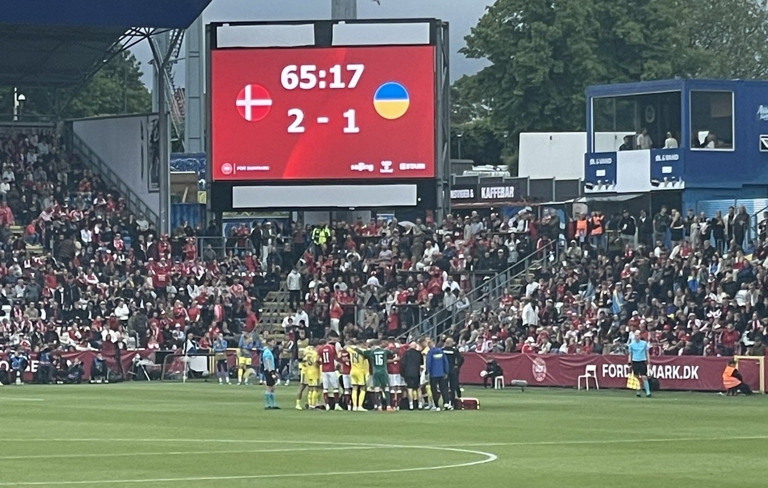 Reacția fabuloasă a fanilor ucraineni după ce Christian Eriksen s-a prăbușit din nou pe gazon