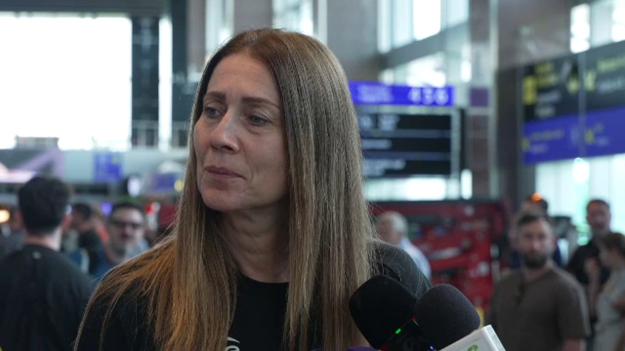 Bojana Popovic oferind declarații după meciul CSM București handbal din Final Four Liga Campionilor, cu echipa în fundal | sursa foto: Sport.ro Bojana Popovic oferind declarații după meciul CSM București handbal din Final Four Liga Campionilor, cu echipa în fundal | sursa foto: Sport.ro