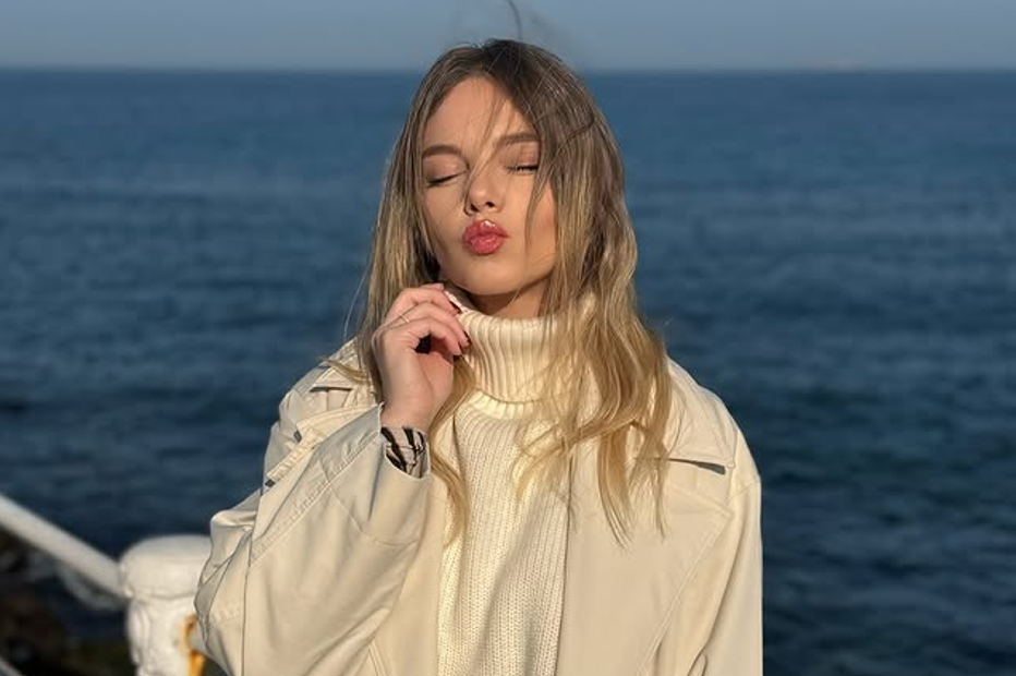 Ea este blondina care i-a sucit mințile lui Denis Alibec!
