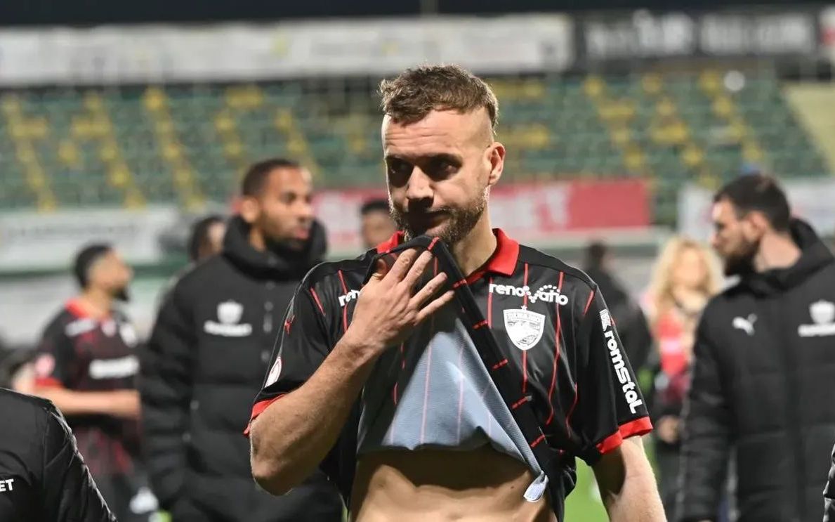 George Pușcaș s-a operat la Londra. Atacantul lui Dinamo ratează cantonamentul și startul sezonului. Când revine