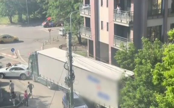 Șoferul TIR-ului scăpat de sub control în Constanța ar fi suferit o criză diabetică la volan. Un polițist l-ar fi agresat