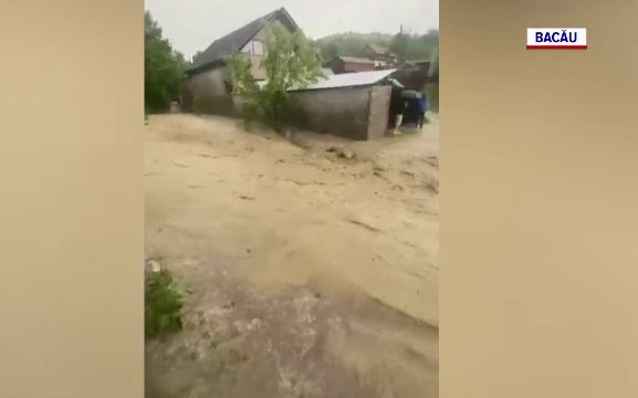 Furtunile au făcut prăpăd în Moldova. Drumuri inundate, culturi distruse și grindină de până la 4 centimetri