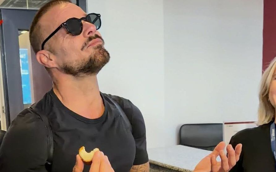Ricky Martin, întâmpinat cu pâine și sare la aeroportul din Chișinău. Ce reacția a avut superstarul