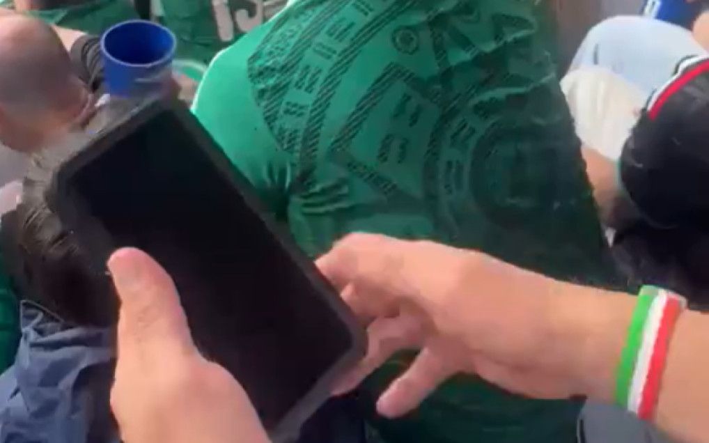 Un bărbat a scos ”telefonul” la Cupa Mondială și a făcut înconjurul lumii! Absolut nimeni nu se aștepta: ”Pe viață”