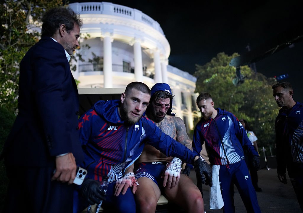 Scene șocante în UFC: a pierdut centura și a fost scos pe brațe din cușcă: „Este un dezastru!”