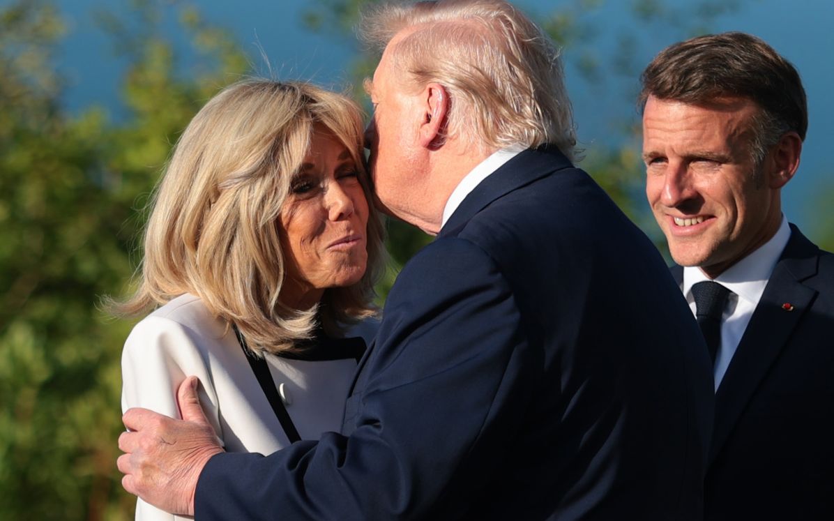 Momentul viral dintre Donald Trump și Brigitte Macron. Ce i-a șoptit președintele SUA, la ureche, Primei Doamne a Franței