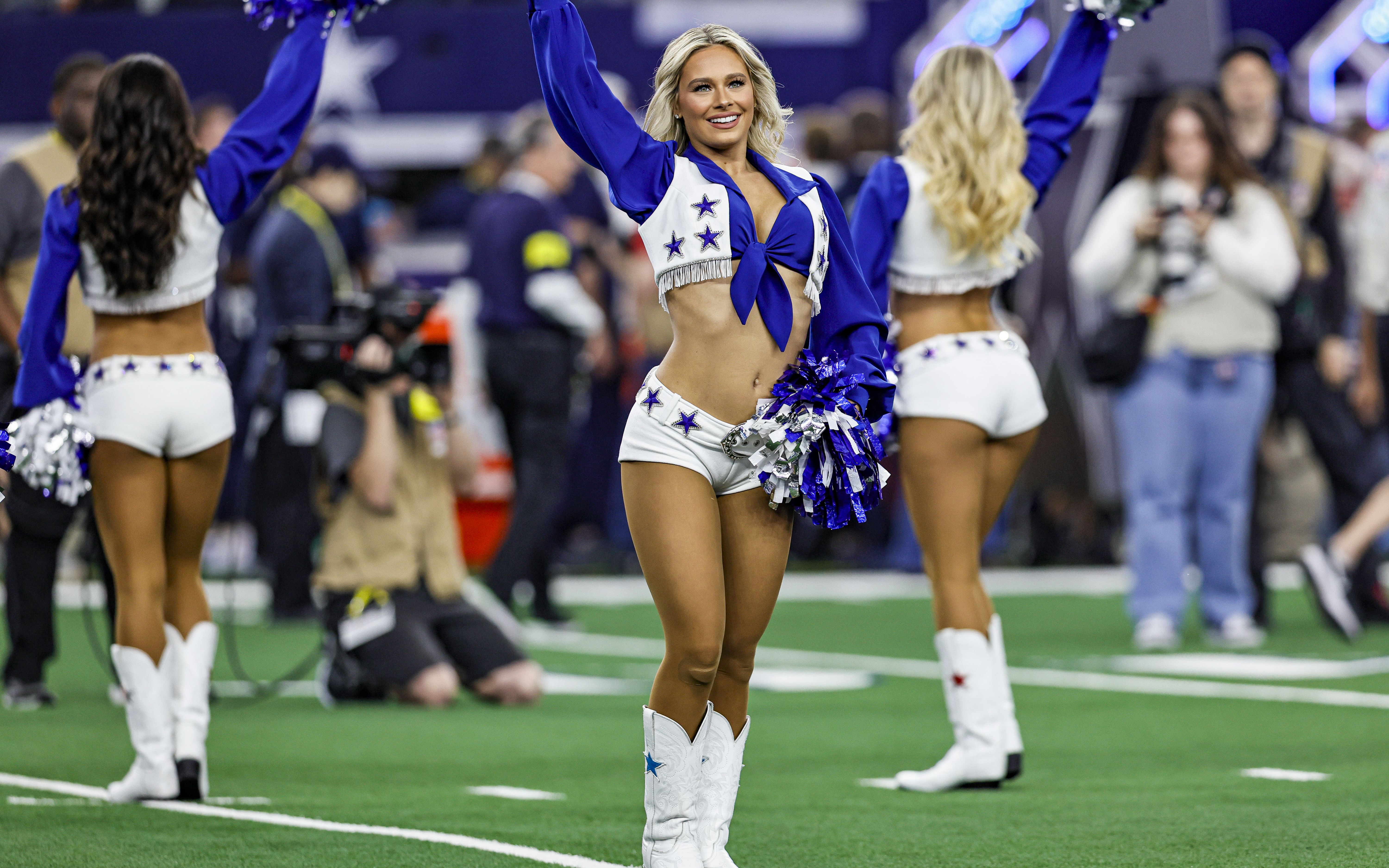 Ce salariu are o majoretă de la Dallas Cowboys. E plătita cu ora la antrenamente și o sumă fixă pentru fiecare meci