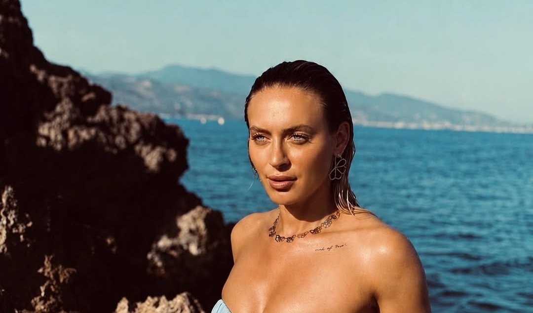 Ana Bogdan a uitat de inhibiții în vacanță! Departe de teren din cauza problemelor medicale, sportiva s-a fotografiat în costum de baie