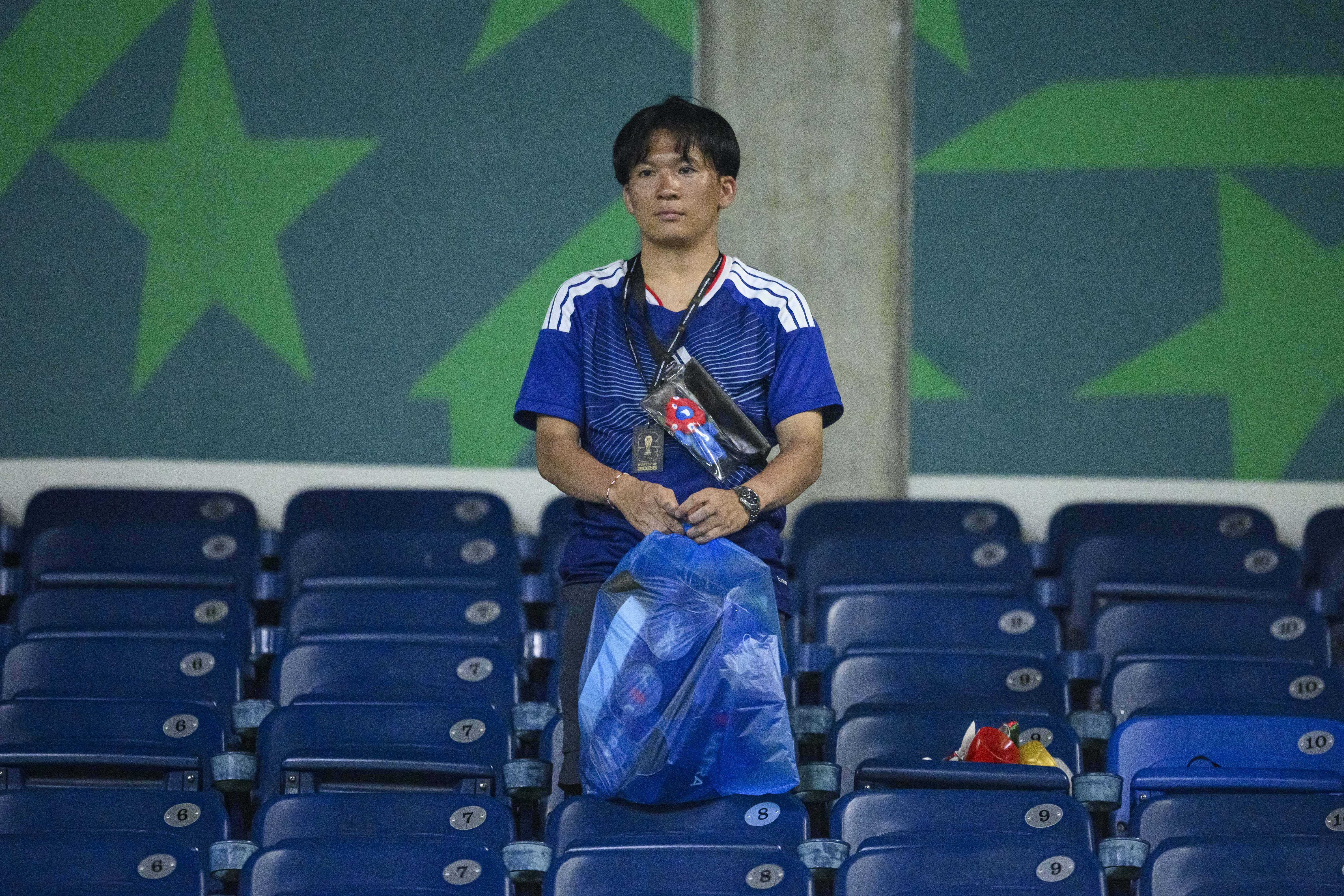 Suporterii Japoniei au făcut curat pe stadion după meciul arbitrat de Istvan Kovacs