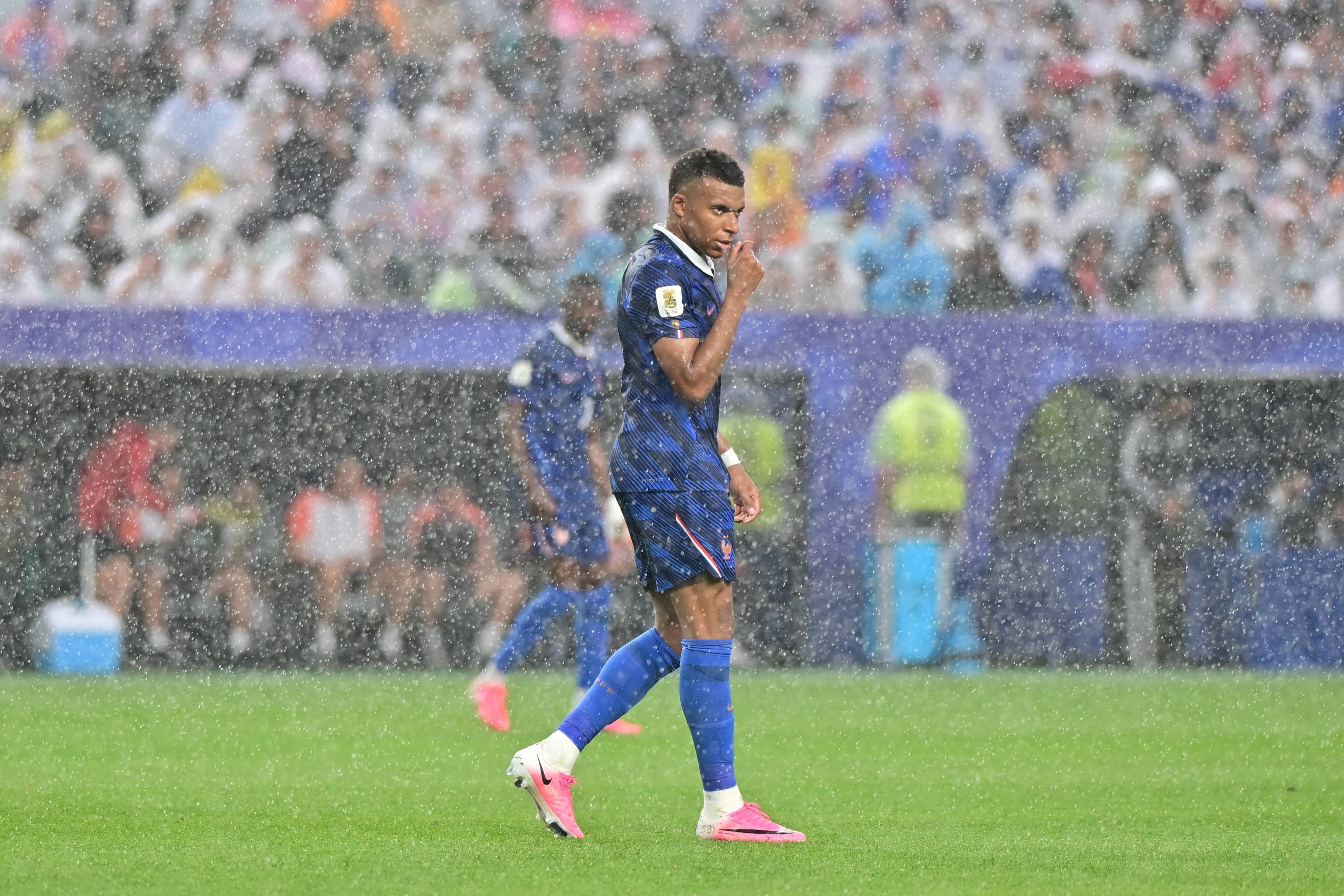 ACUM: Franța - Irak 1-0 | Jucătorii au ieșit la încălzire. Meciul e suspendat de o oră și jumătate. Ultimele noutăți