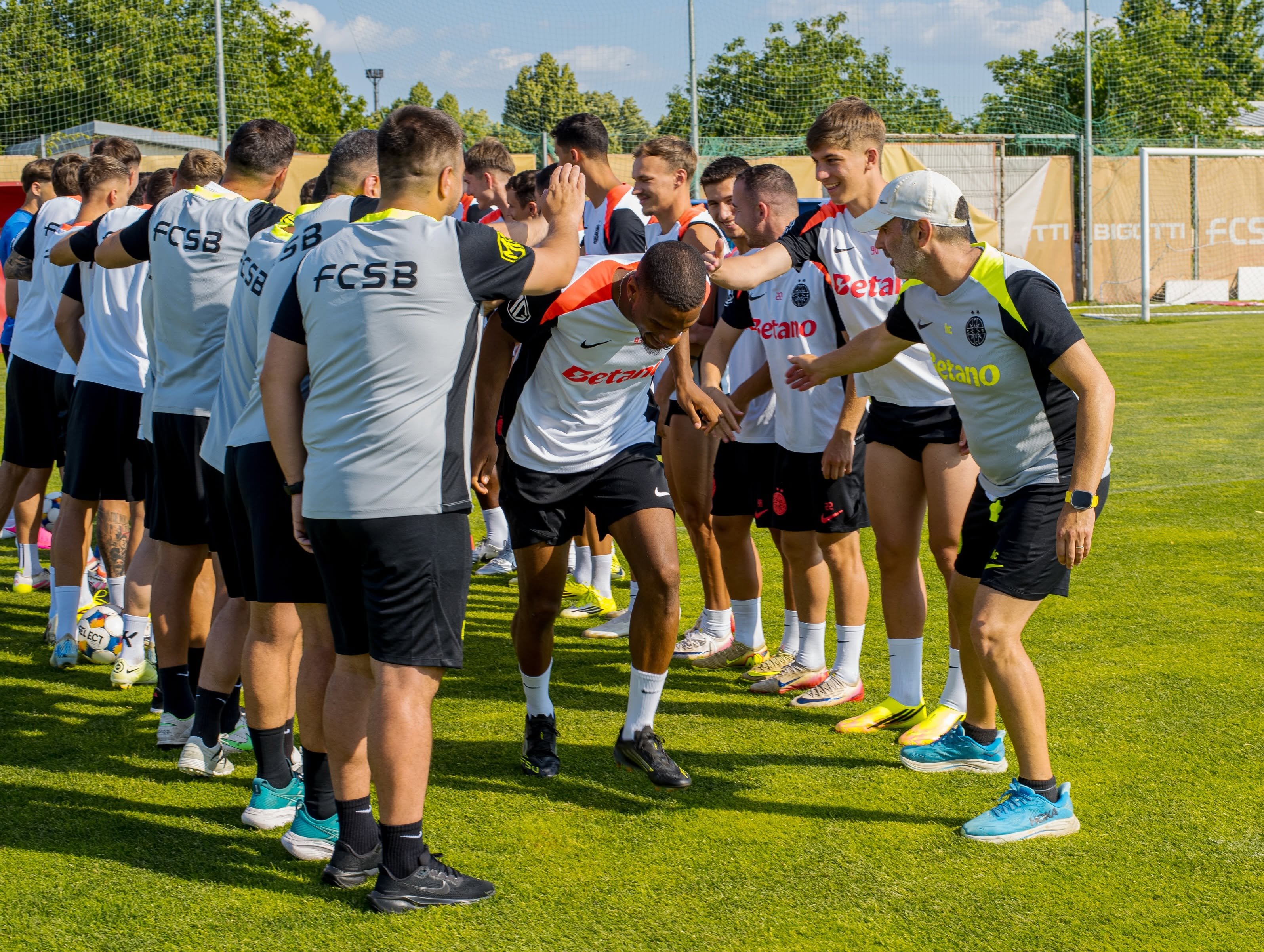 Cum au fost surprinși fotbaliștii de la FCSB la cel de-al doilea antrenament al verii