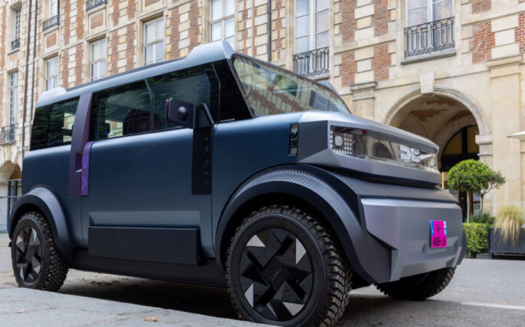 Dacia Hipster, pe străzile Parisului. Francezii au fost cuceriți: ”Cool și futurist, îmi place la nebunie!” | VIDEO