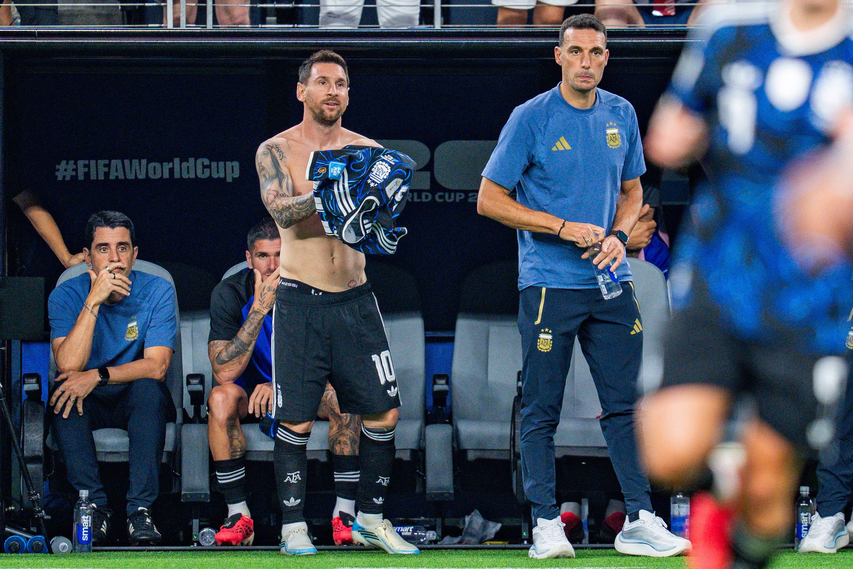 L-a pufnit râsul când a auzit întrebarea despre Leo Messi: ”E nebunesc! Chiar întrebați asta?”